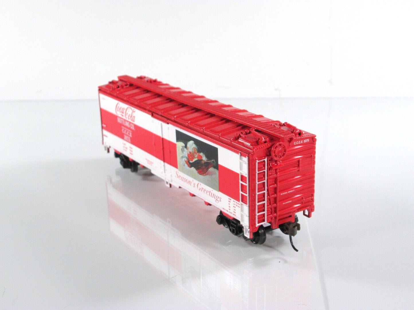 HO Scale ***COCA-COLA*** SEASON'S GREETINGS 40' Reefer, CCCX 2075 - Athearn 8331