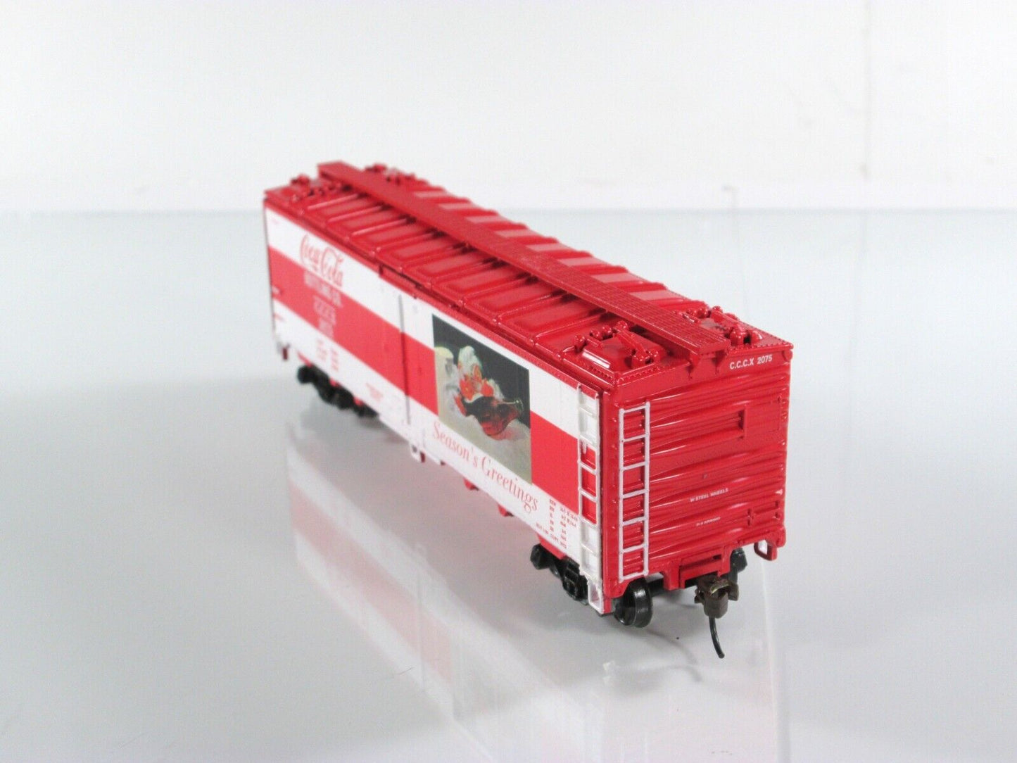 HO Scale ***COCA-COLA*** SEASON'S GREETINGS 40' Reefer, CCCX 2075 - Athearn 8331