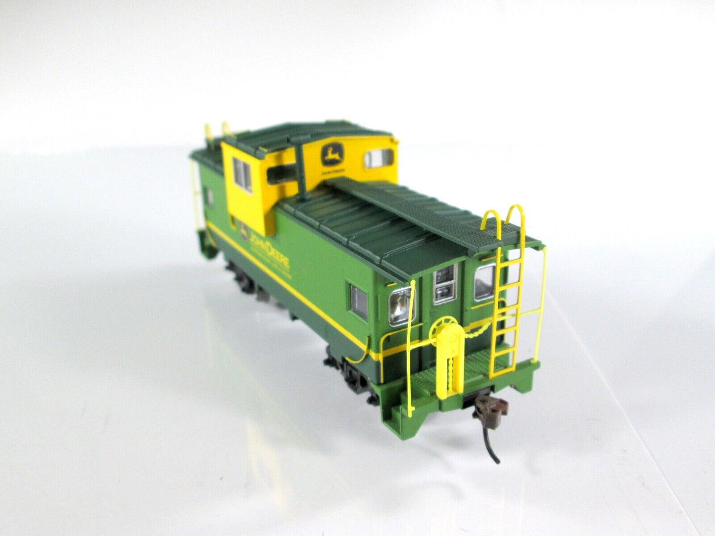 HO Scale ***JOHN DEERE*** 36' Wide Vision Green / Yellow Caboose -- Athearn 7721