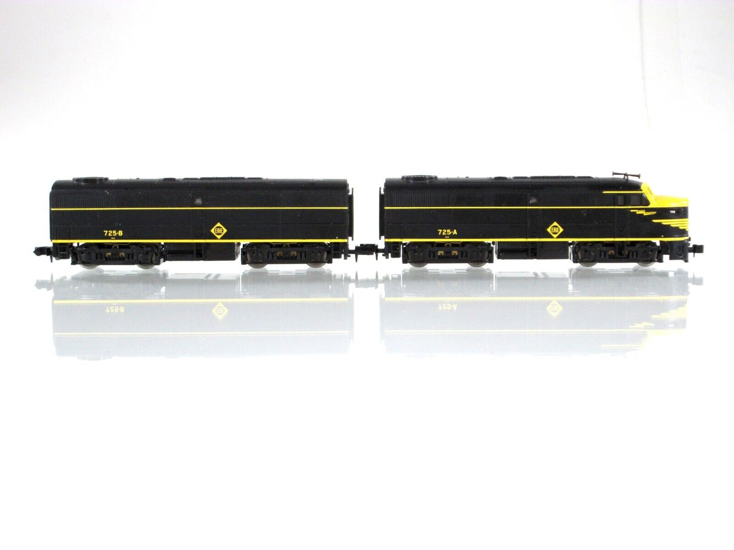 N Scale **ERIE** FA1 FB1 Diesel Locomotive Pair #725 - Life-Like 7415, Runs Well