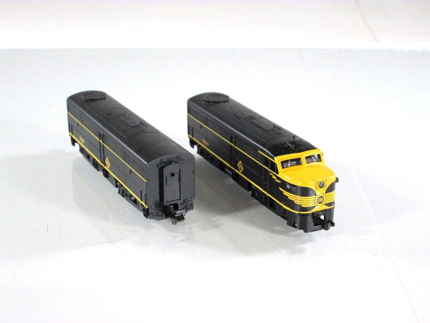 N Scale **ERIE** FA1 FB1 Diesel Locomotive Pair #725 - Life-Like 7415, Runs Well