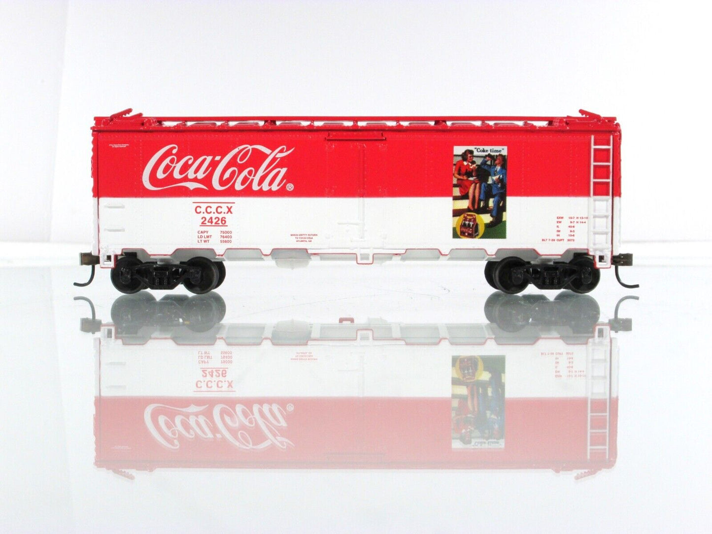 HO Scale ***COCA-COLA*** Bottling 40' Steel Reefer Car, CCCX 2426 - Athearn 8325