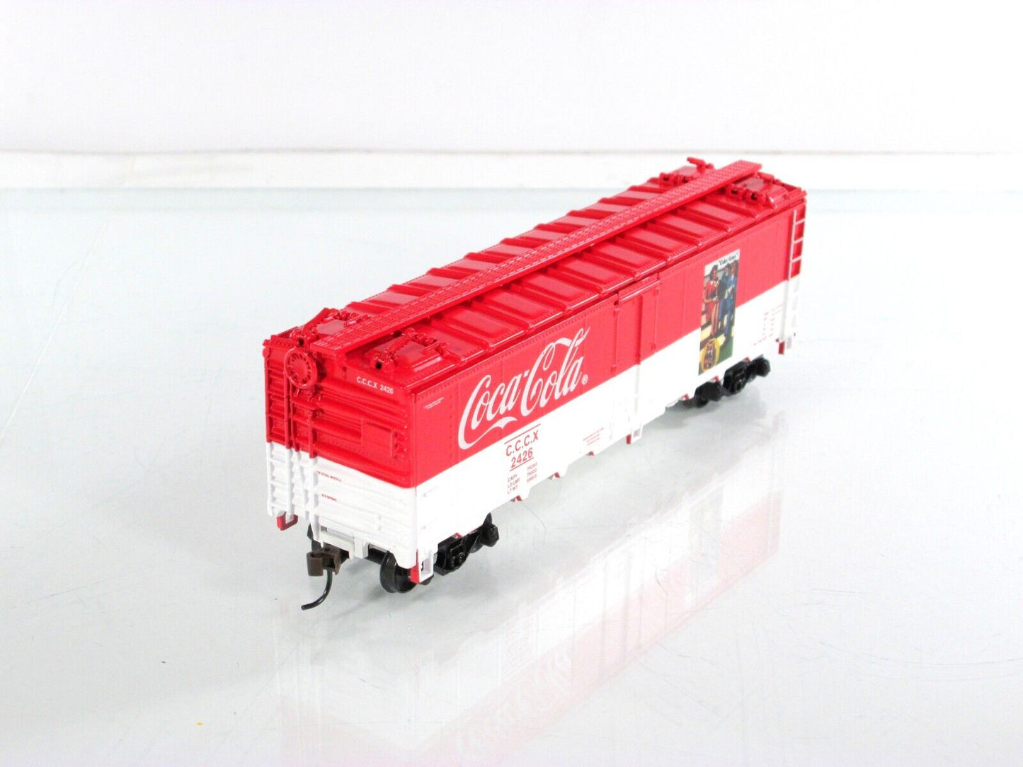 HO Scale ***COCA-COLA*** Bottling 40' Steel Reefer Car, CCCX 2426 - Athearn 8325