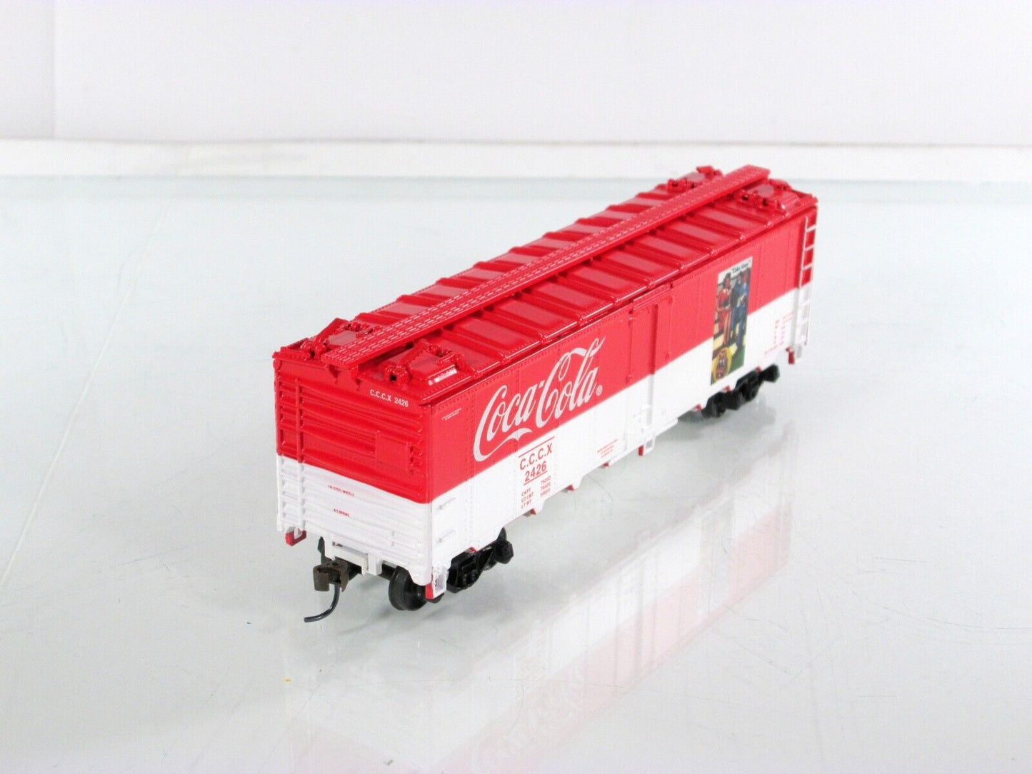 HO Scale ***COCA-COLA*** Bottling 40' Steel Reefer Car, CCCX 2426 - Athearn 8325