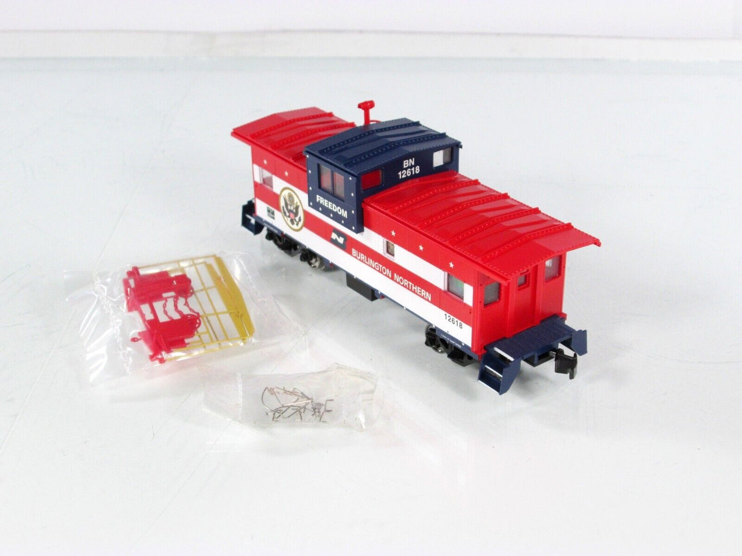 HO Scale **BURLINGTON NORTHERN** **FREEDOM** EV Caboose - BN 12618 -- Atlas 1913