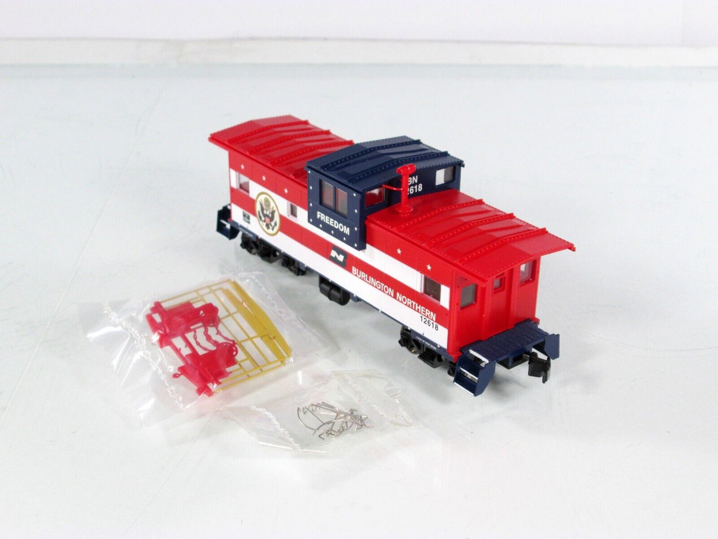 HO Scale **BURLINGTON NORTHERN** **FREEDOM** EV Caboose - BN 12618 -- Atlas 1913