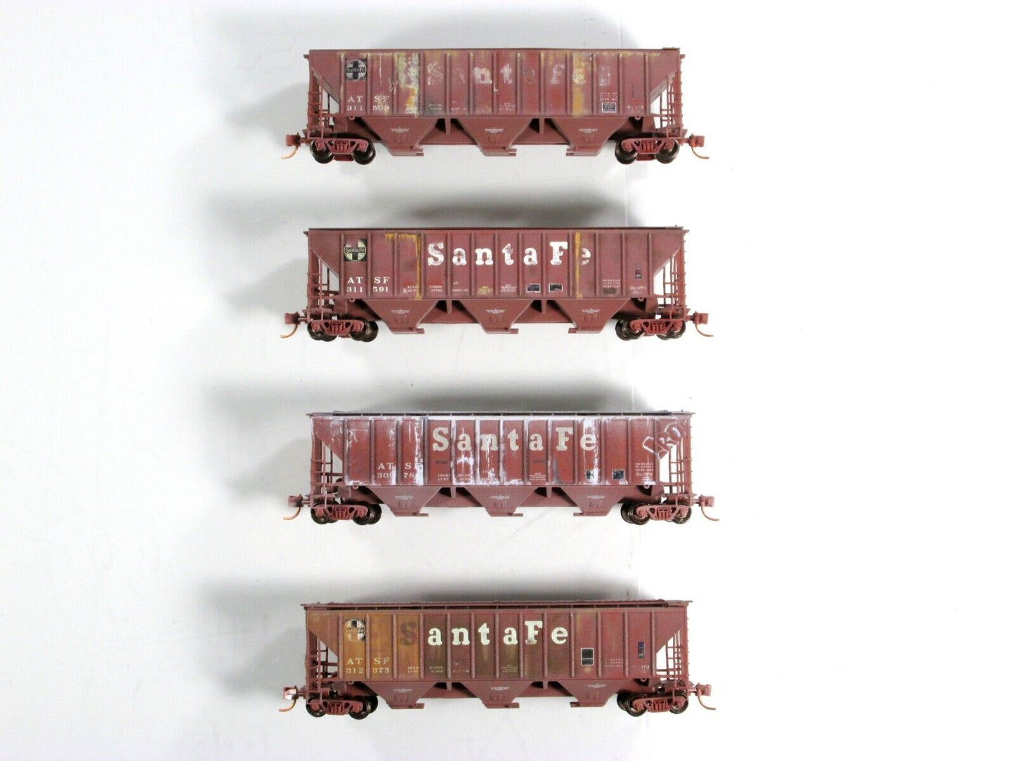 N Scale **SANTA FE** Weathered Covered Hopper 4-Pack Set - Micro Trains 99305310