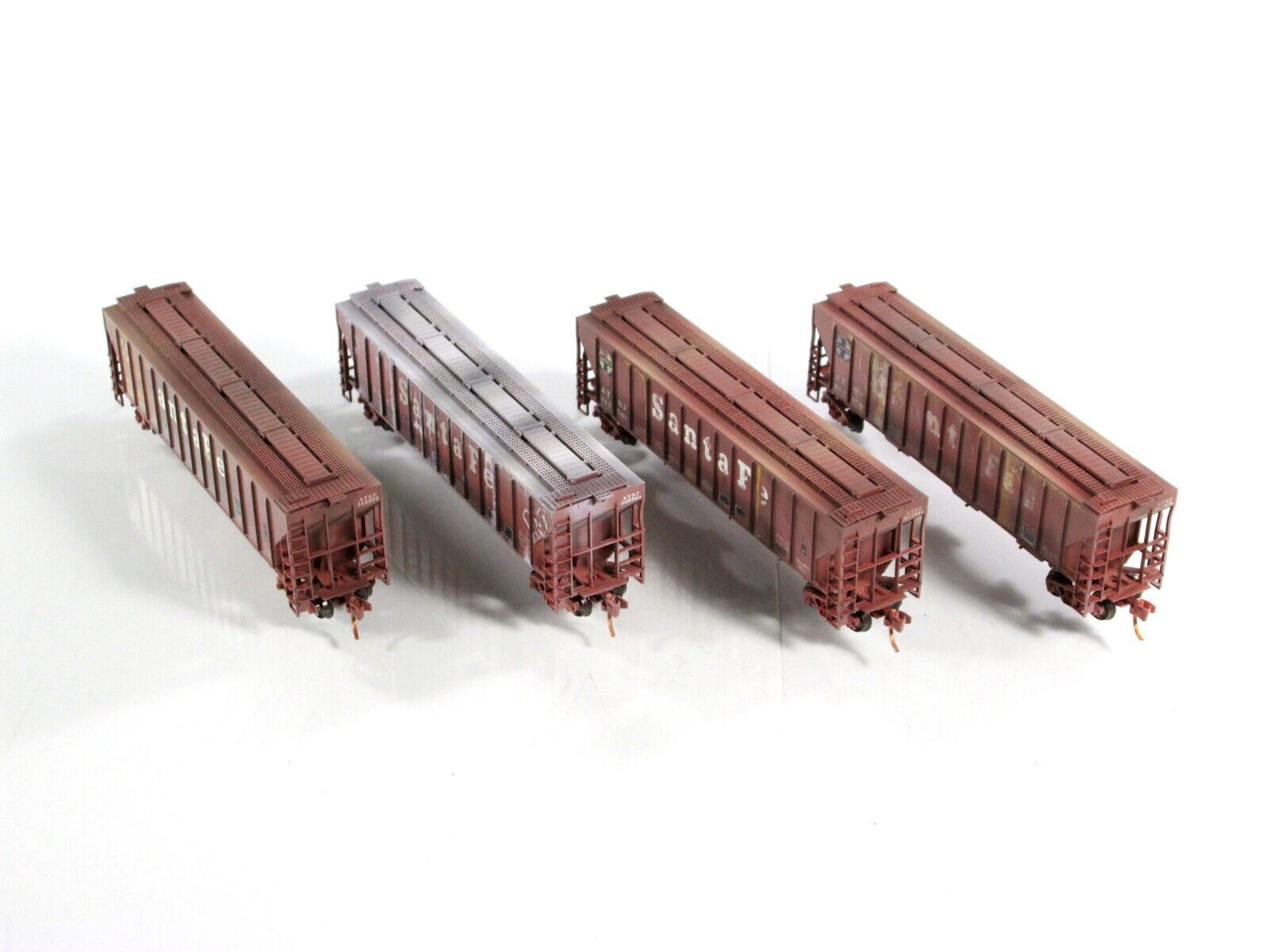 N Scale **SANTA FE** Weathered Covered Hopper 4-Pack Set - Micro Trains 99305310