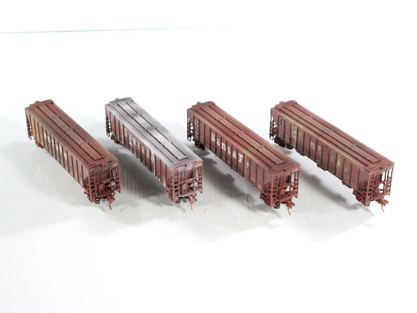 N Scale **SANTA FE** Weathered Covered Hopper 4-Pack Set - Micro Trains 99305310