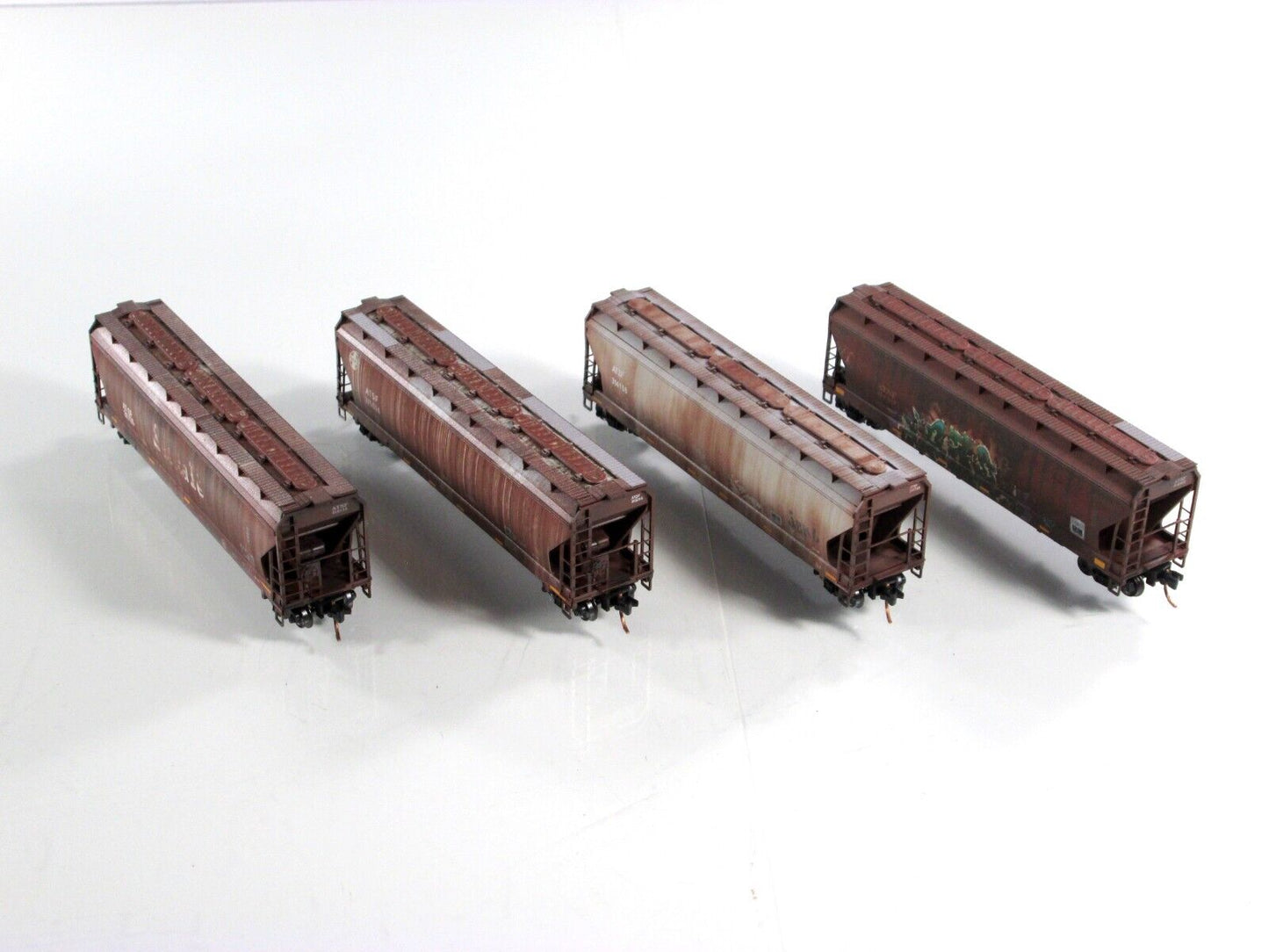 N Scale **SANTA FE** Weathered & Graffiti Hopper 4-Pack -- Micro Trains 99305550