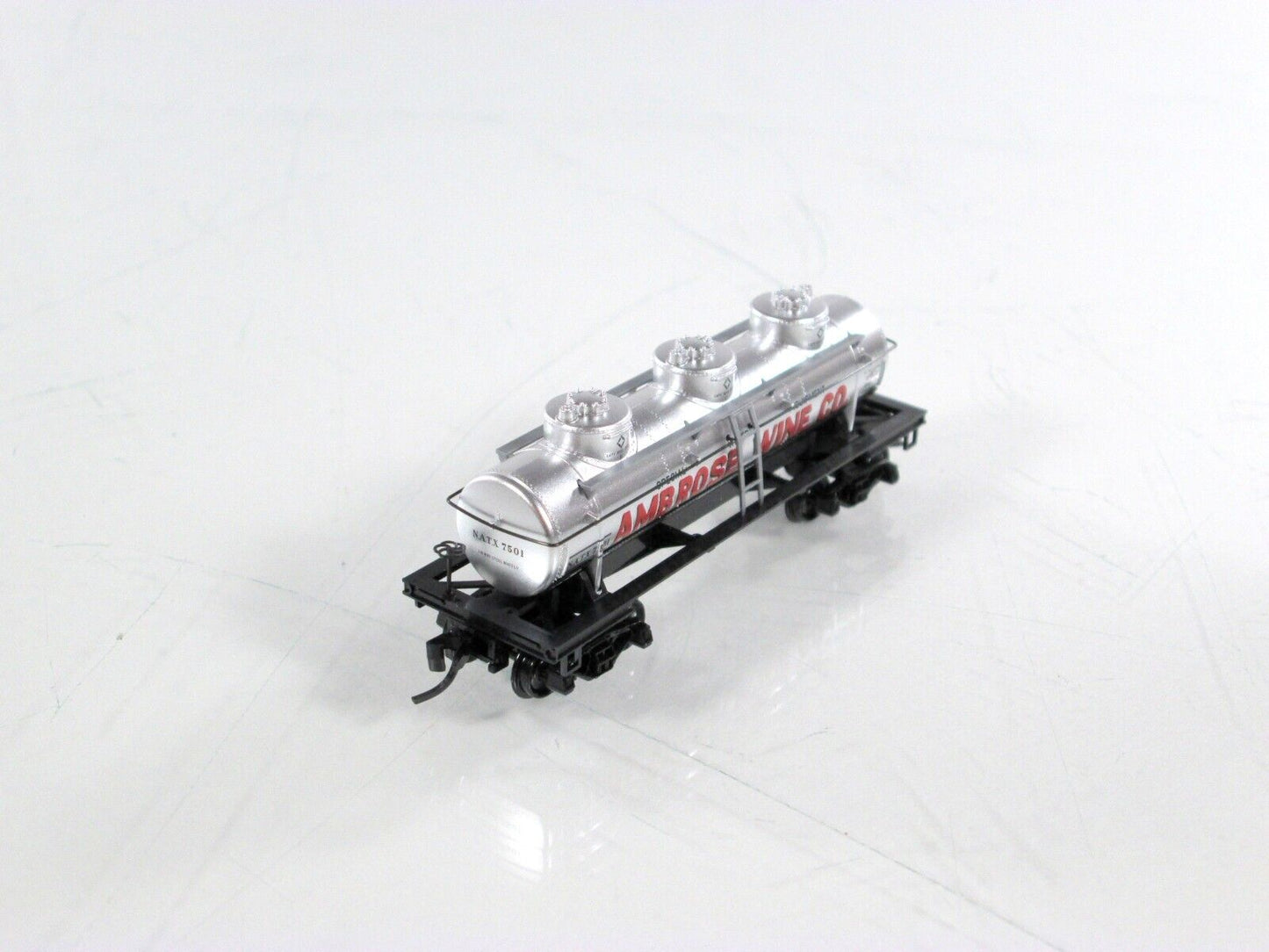 N Scale **AMBROSE WINE CO** 3-Dome Tank (Grape to Glass) - Micro Trains 06600120