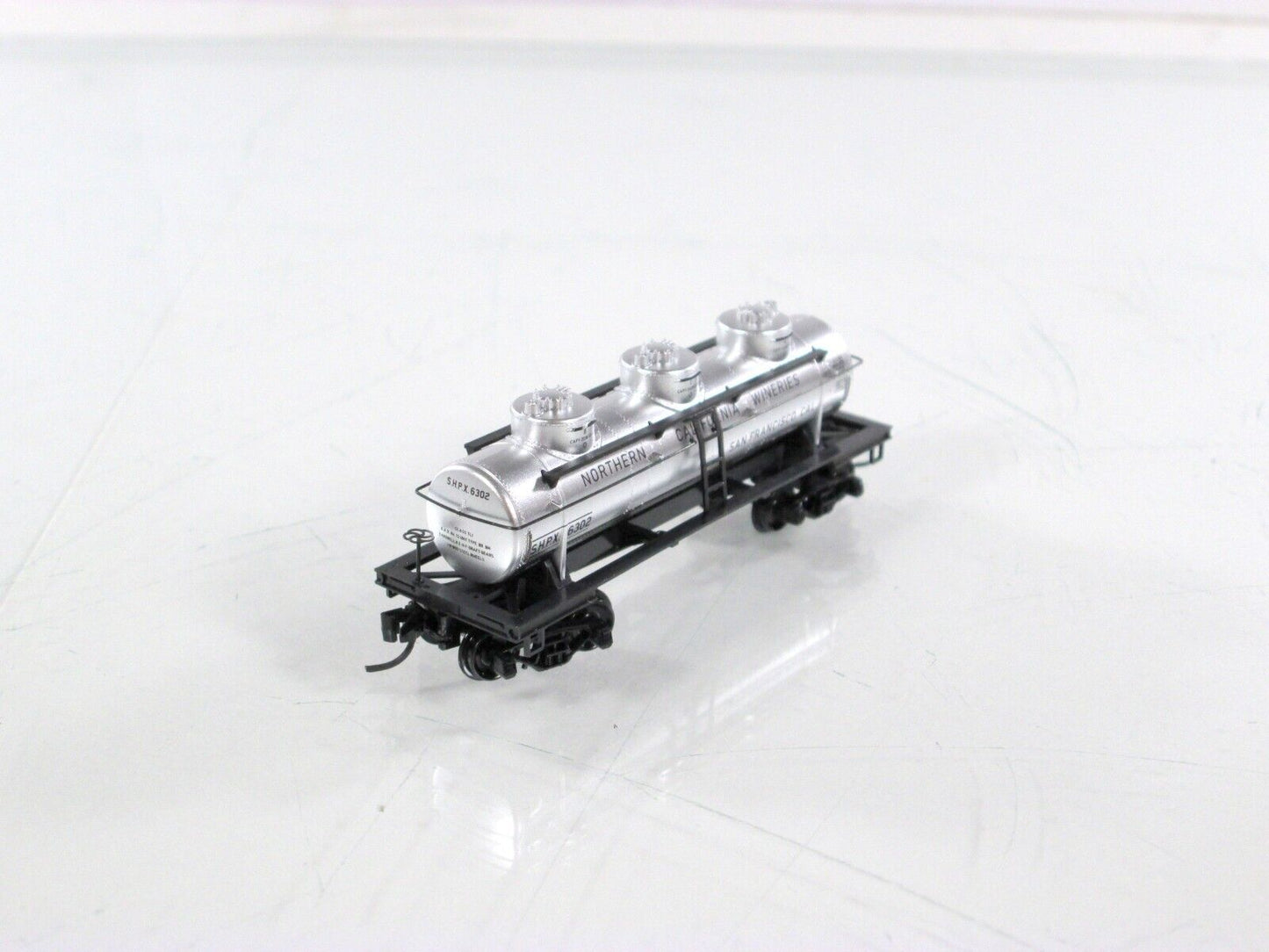 N Scale *NORTHERN CA WINERIES* 3-Dome Tank (Grape-Glass) - Micro Trains 06600150