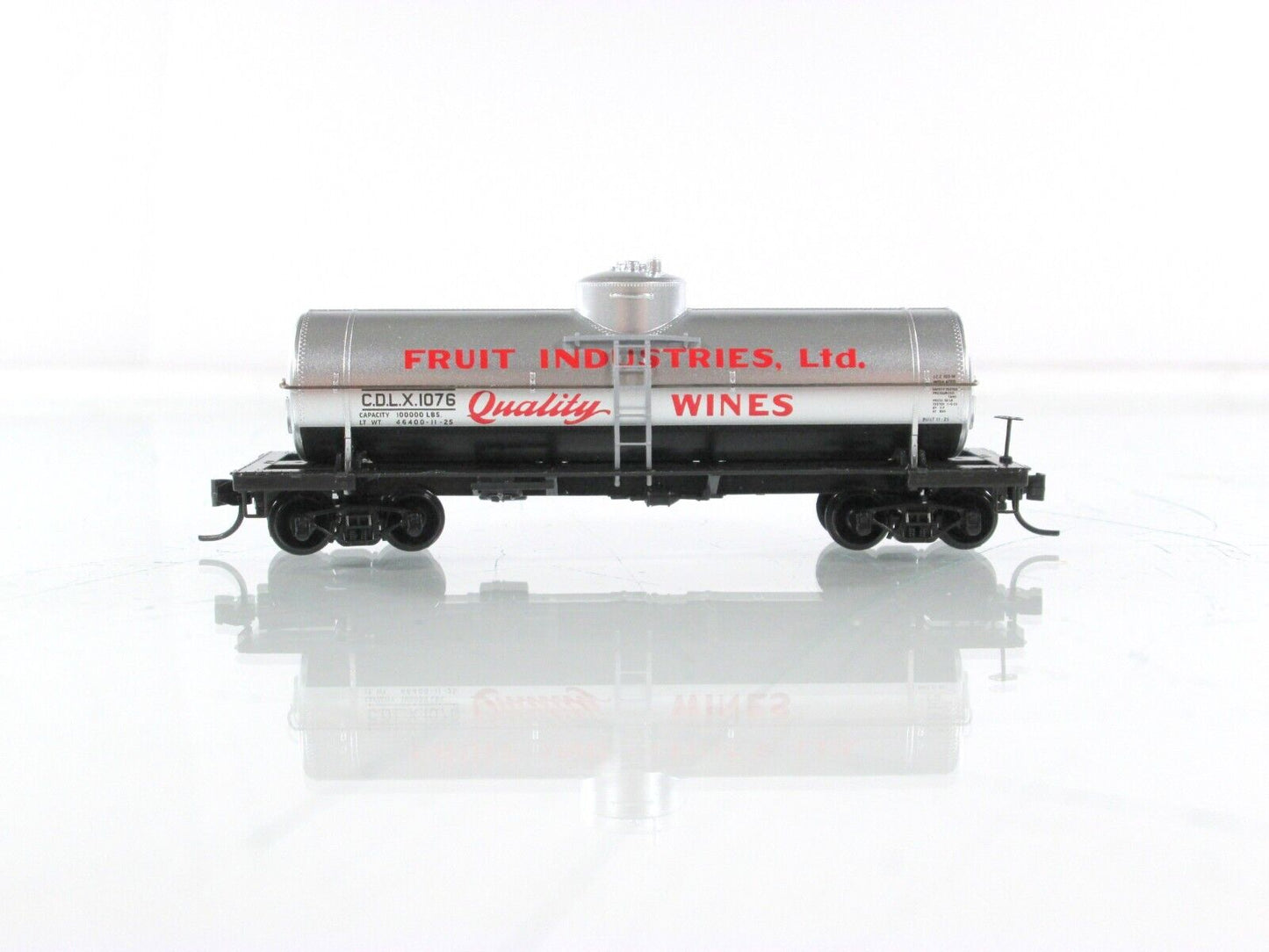 N Scale **FRUIT INDUSTRIES WINE** Tank Car (Grape-Glass) -Micro Trains 06500116