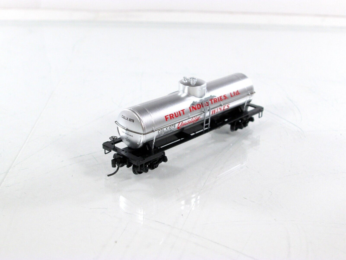 N Scale **FRUIT INDUSTRIES WINE** Tank Car (Grape-Glass) -Micro Trains 06500116