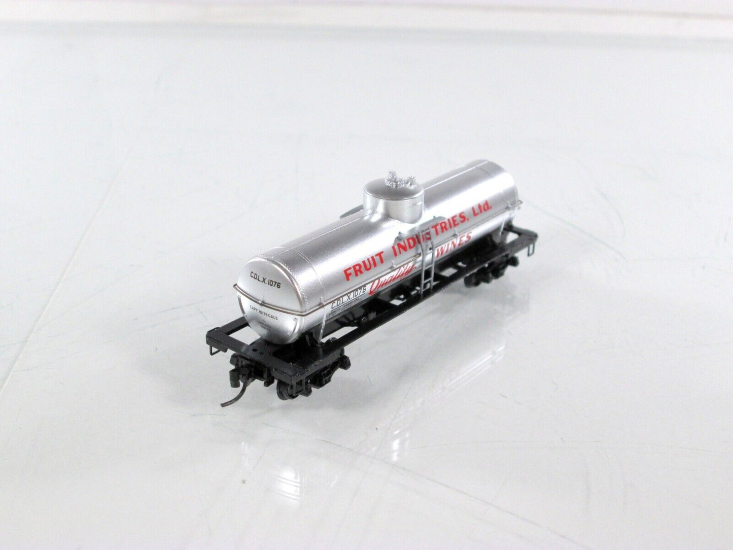 N Scale **FRUIT INDUSTRIES WINE** Tank Car (Grape-Glass) -Micro Trains 06500116