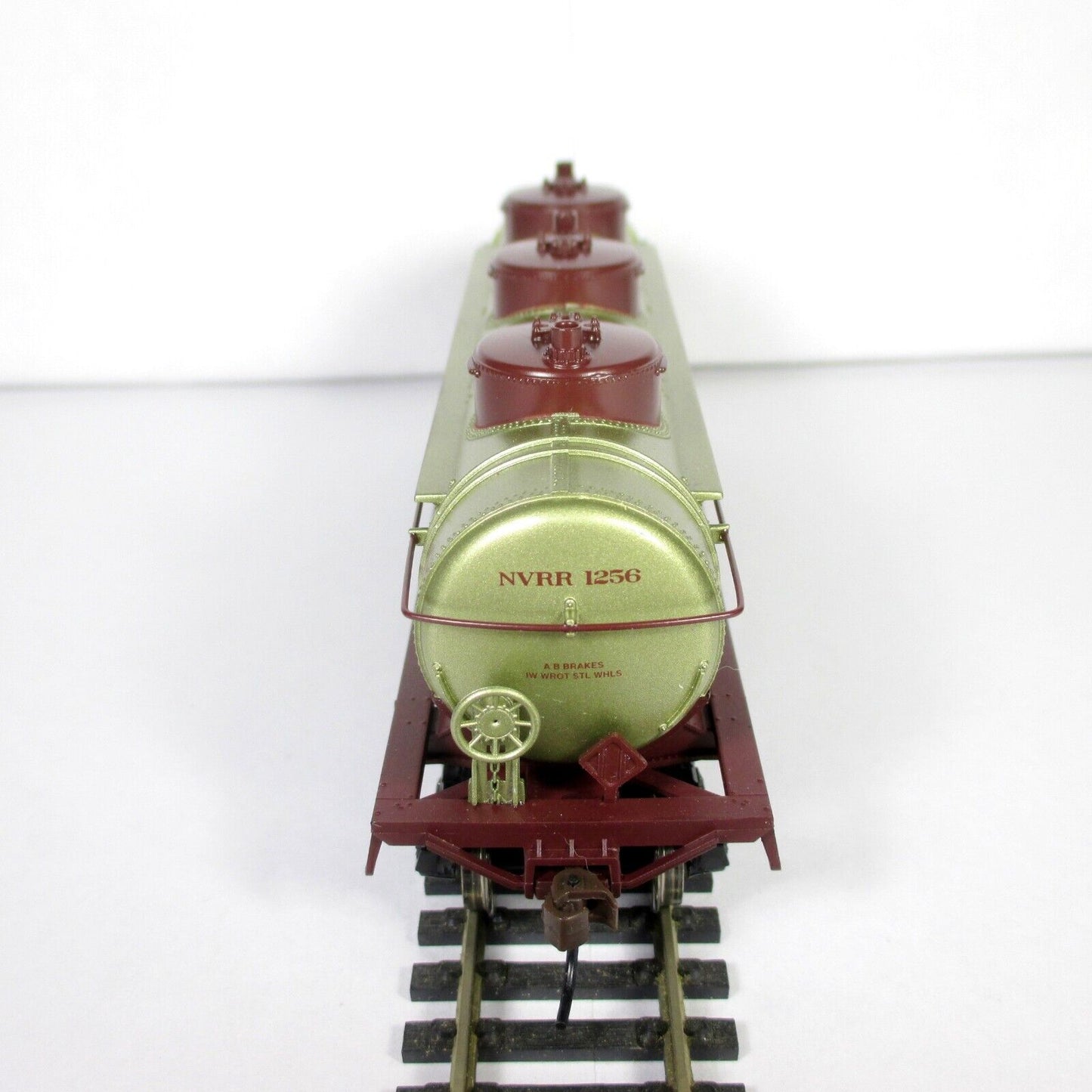 HO Scale ***NAPA VALLEY*** Wine Train 3-Dome Tank Car, NVRR 1256 -- Athearn 8508