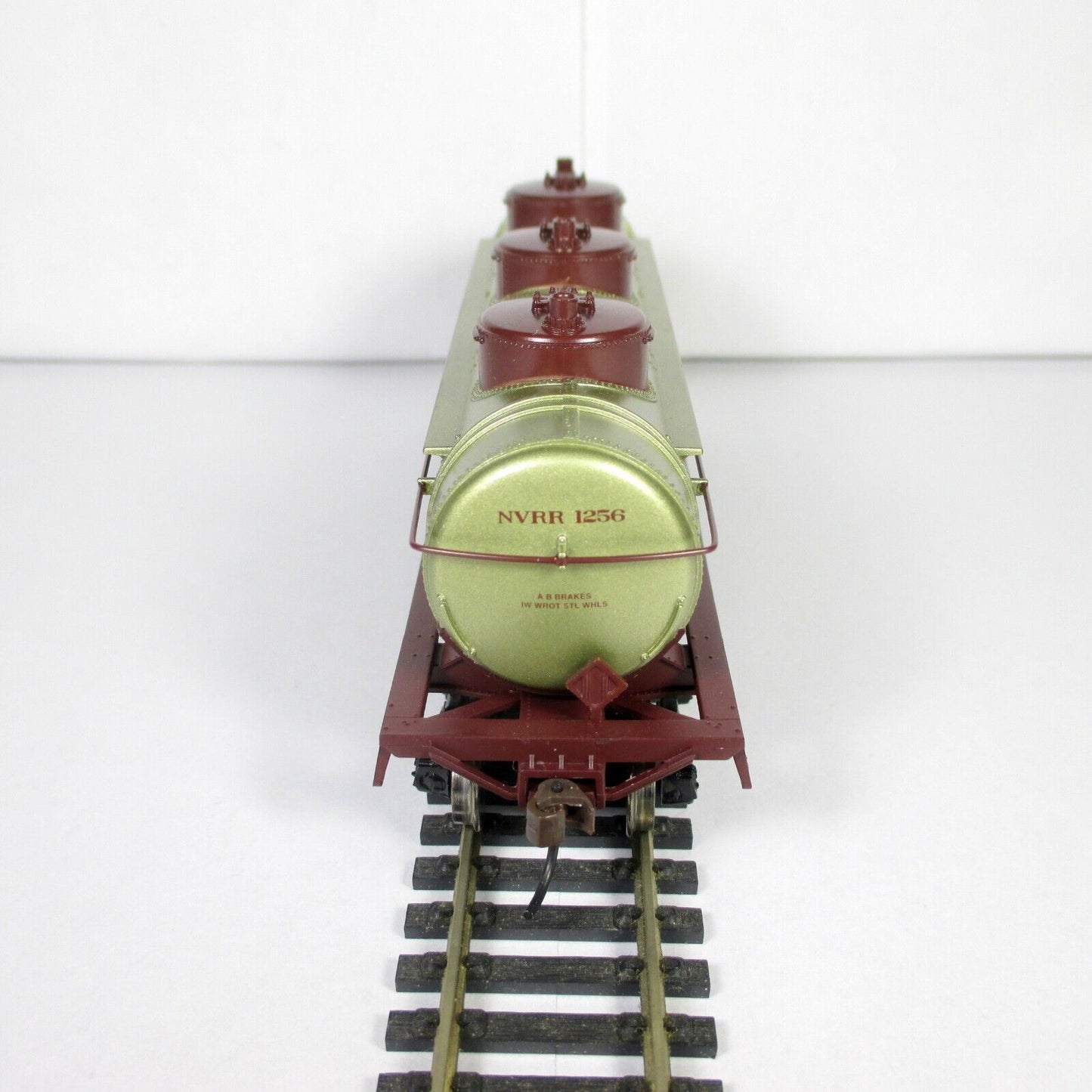 HO Scale ***NAPA VALLEY*** Wine Train 3-Dome Tank Car, NVRR 1256 -- Athearn 8508