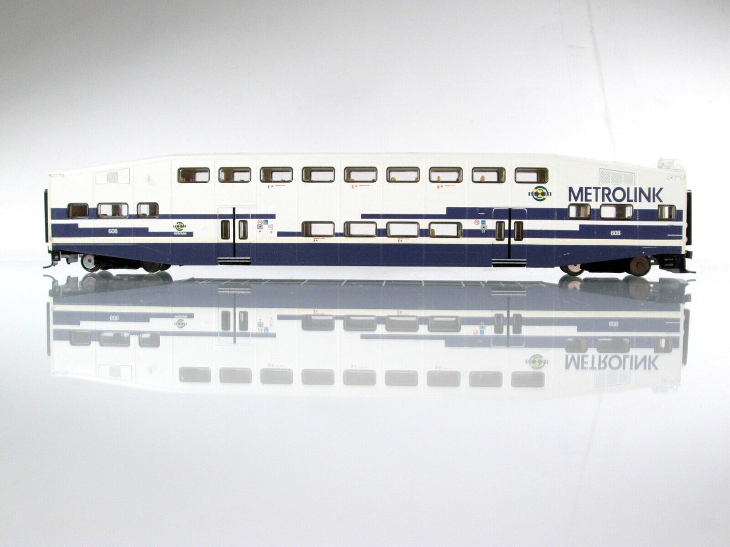 HO Scale ***METROLINK*** Bombardier Commuter Control Car #608 ----- Athearn 2540