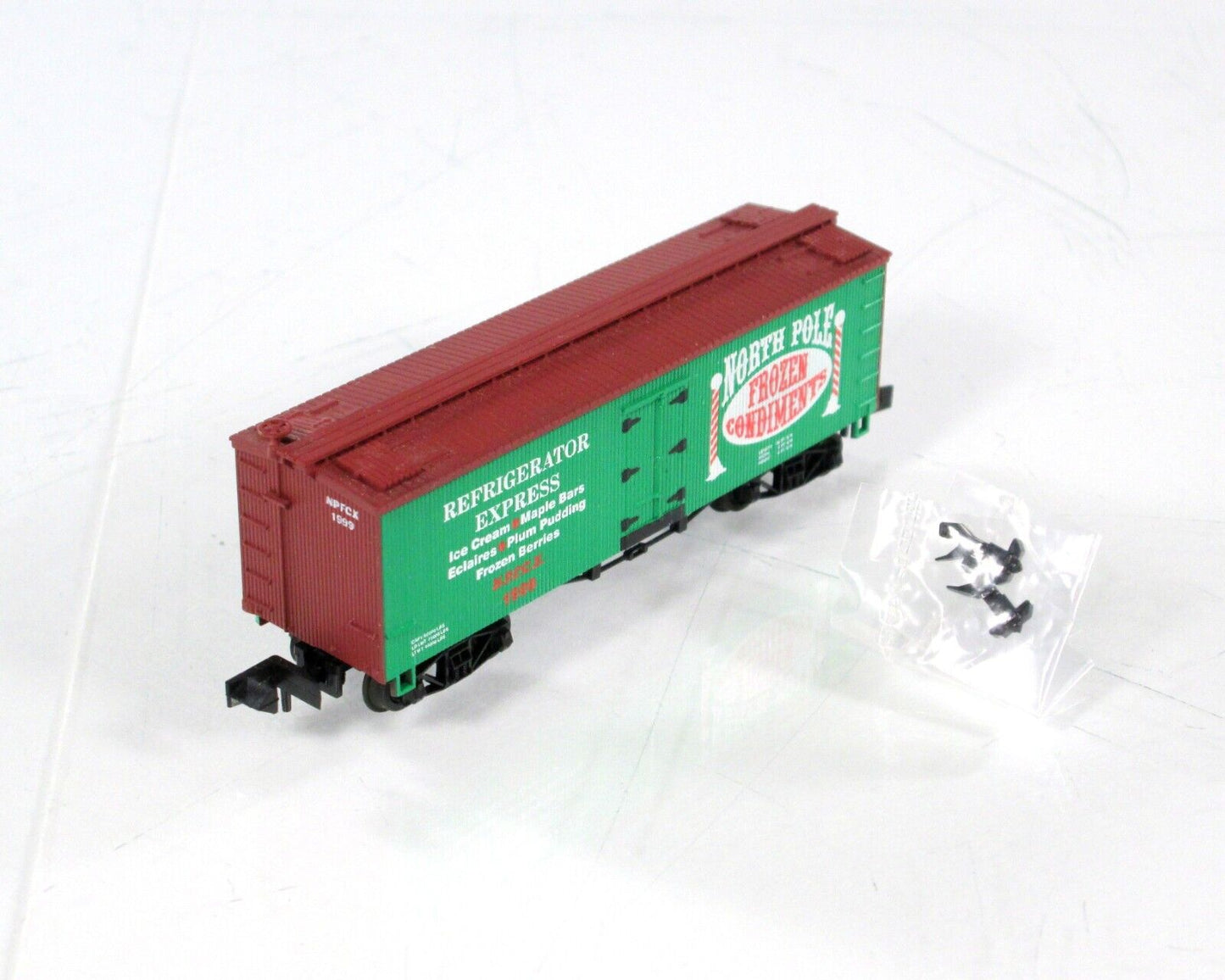 N Scale ***NORTH POLE*** 36' Old Time Reefer, NPFCX 1999 - Roundhouse 8946 *RARE