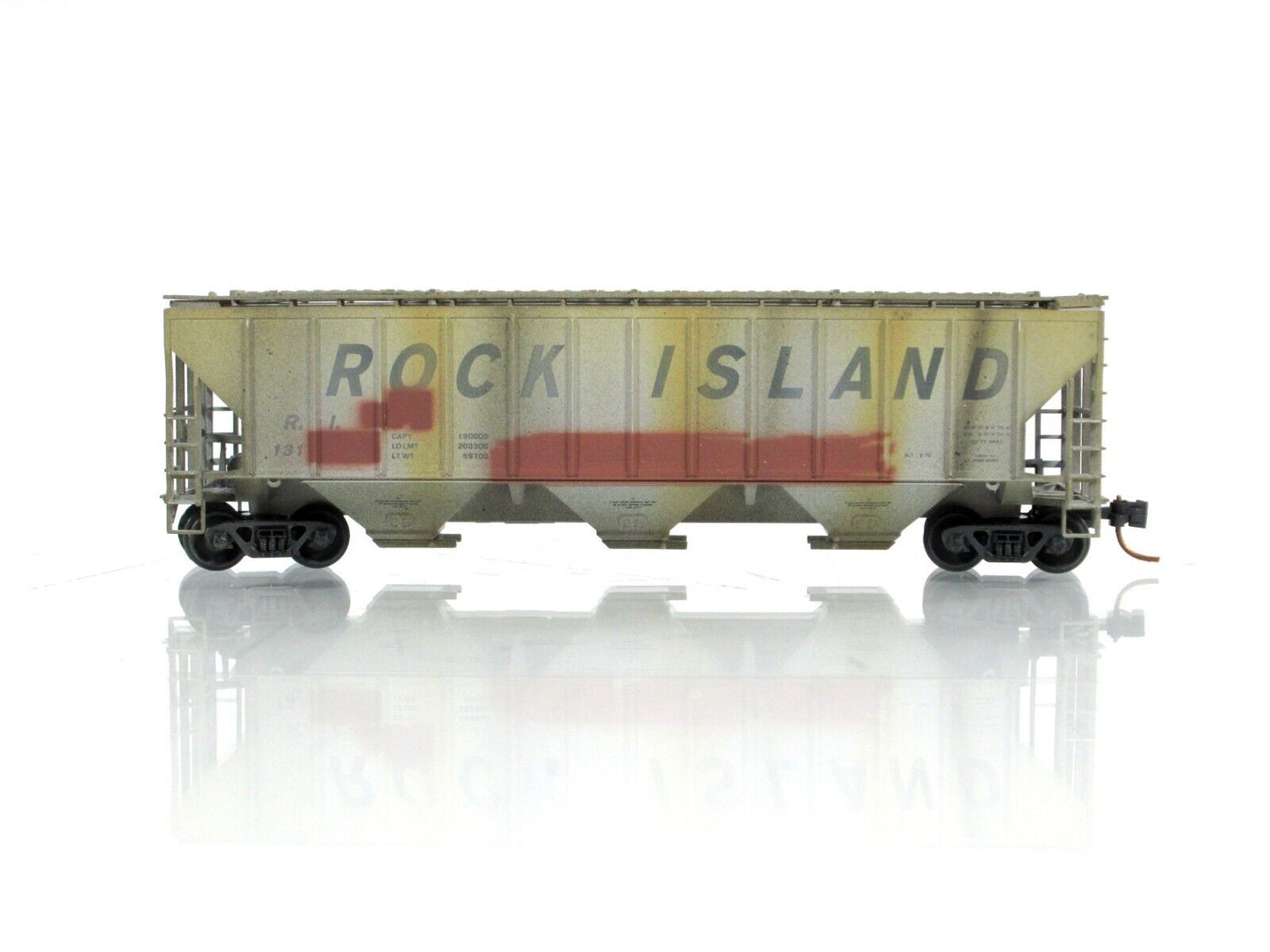 N Scale ***ROCK ISLAND*** Weathered 3-Bay Covered Hopper - Micro Trains 09652030