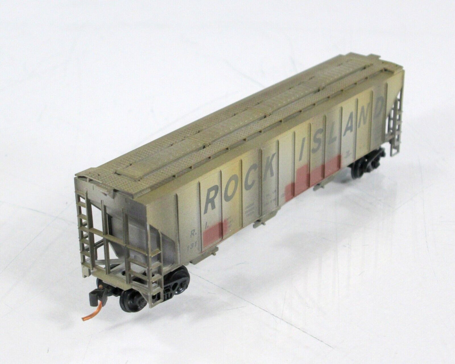 N Scale ***ROCK ISLAND*** Weathered 3-Bay Covered Hopper - Micro Trains 09652030