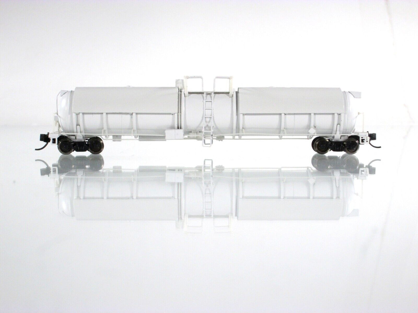 N Scale ***CRYOGENIC*** Tank Car, Unlettered, Type B ----- Broadway Limited 3735