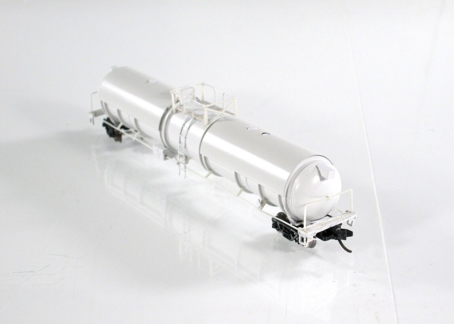 N Scale ***CRYOGENIC*** Tank Car, Unlettered, Type B ----- Broadway Limited 3735