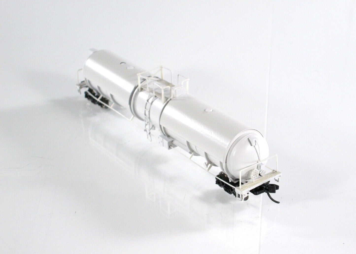 N Scale ***CRYOGENIC*** Tank Car, Unlettered, Type B ----- Broadway Limited 3735