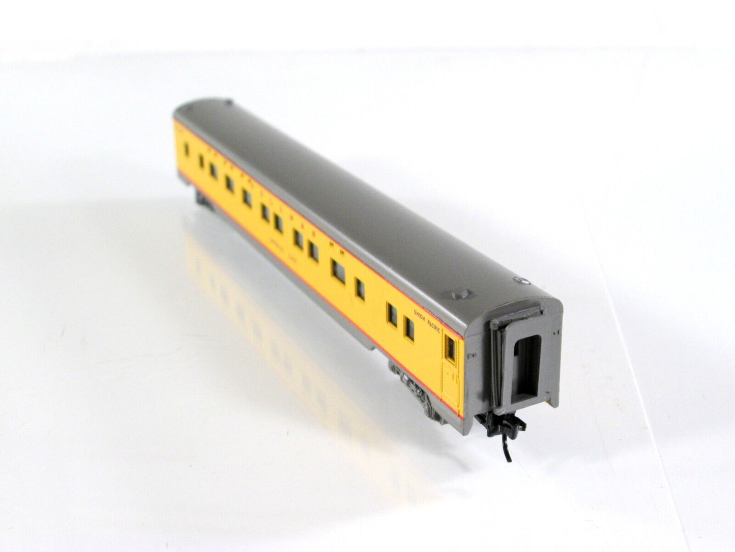 N Scale UNION PACIFIC *IMPERIAL CAPE* Lighted Sleeper - Intermountain, Centralia