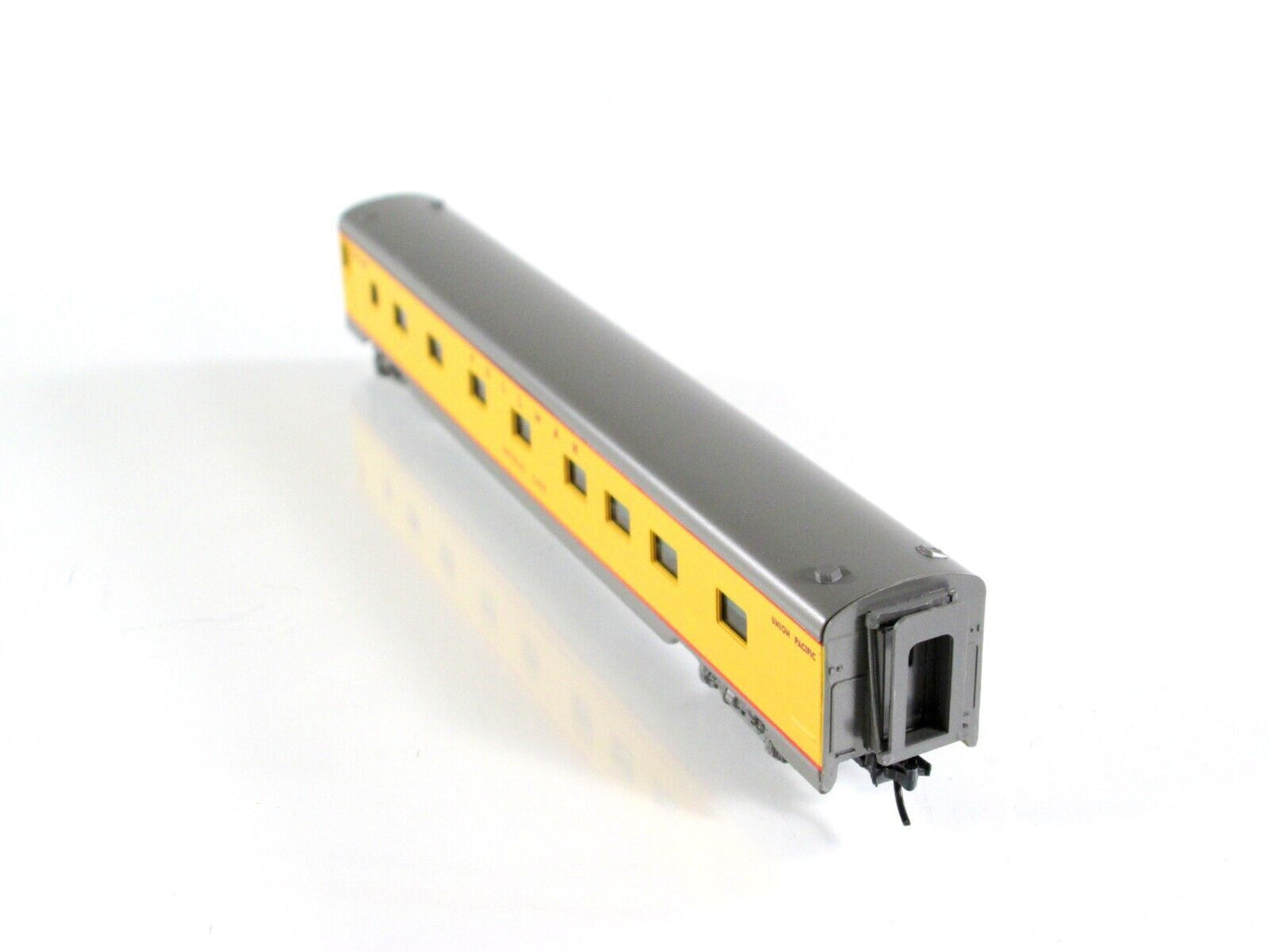 N Scale UNION PACIFIC *IMPERIAL CAPE* Lighted Sleeper - Intermountain, Centralia