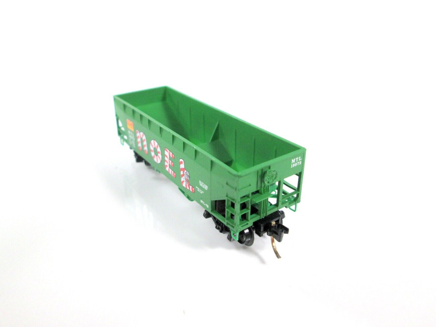 N Scale NOEL 33' Twin-Bay Hopper Holiday Car -- MTL 19972 --- Micro Trains 55400