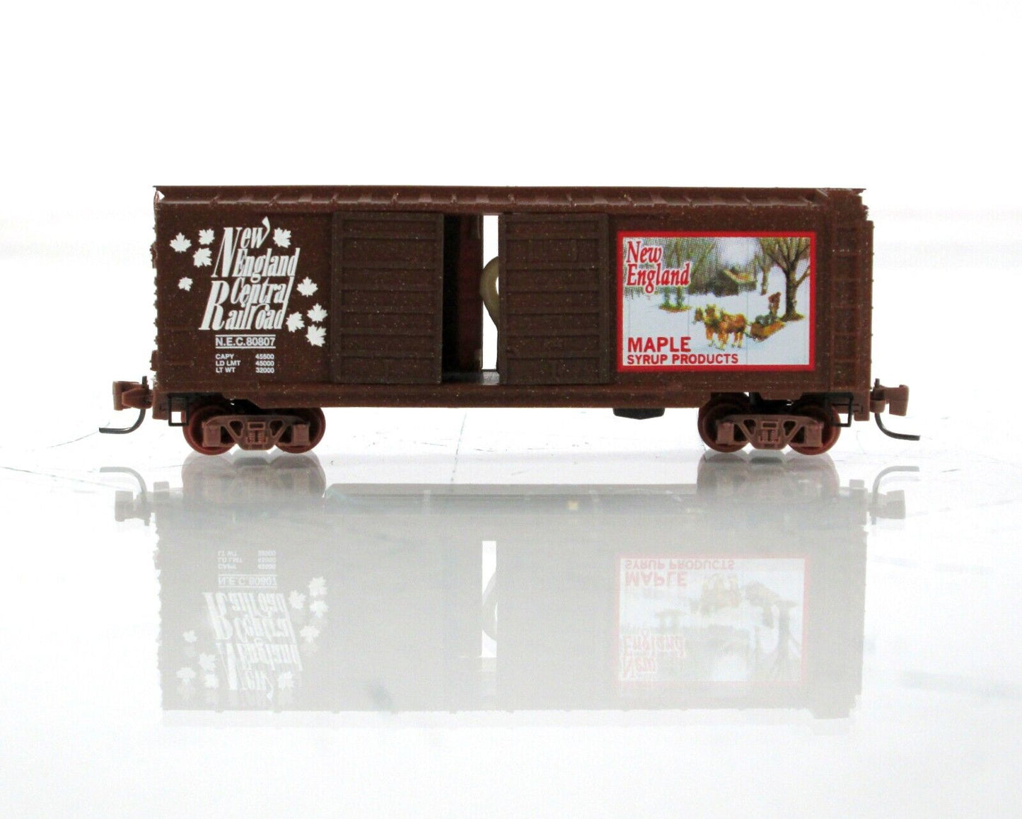 Z Scale ***NEW ENGLAND MAPLE SYRUP*** Reefer, Building Set -Micro Trains Special