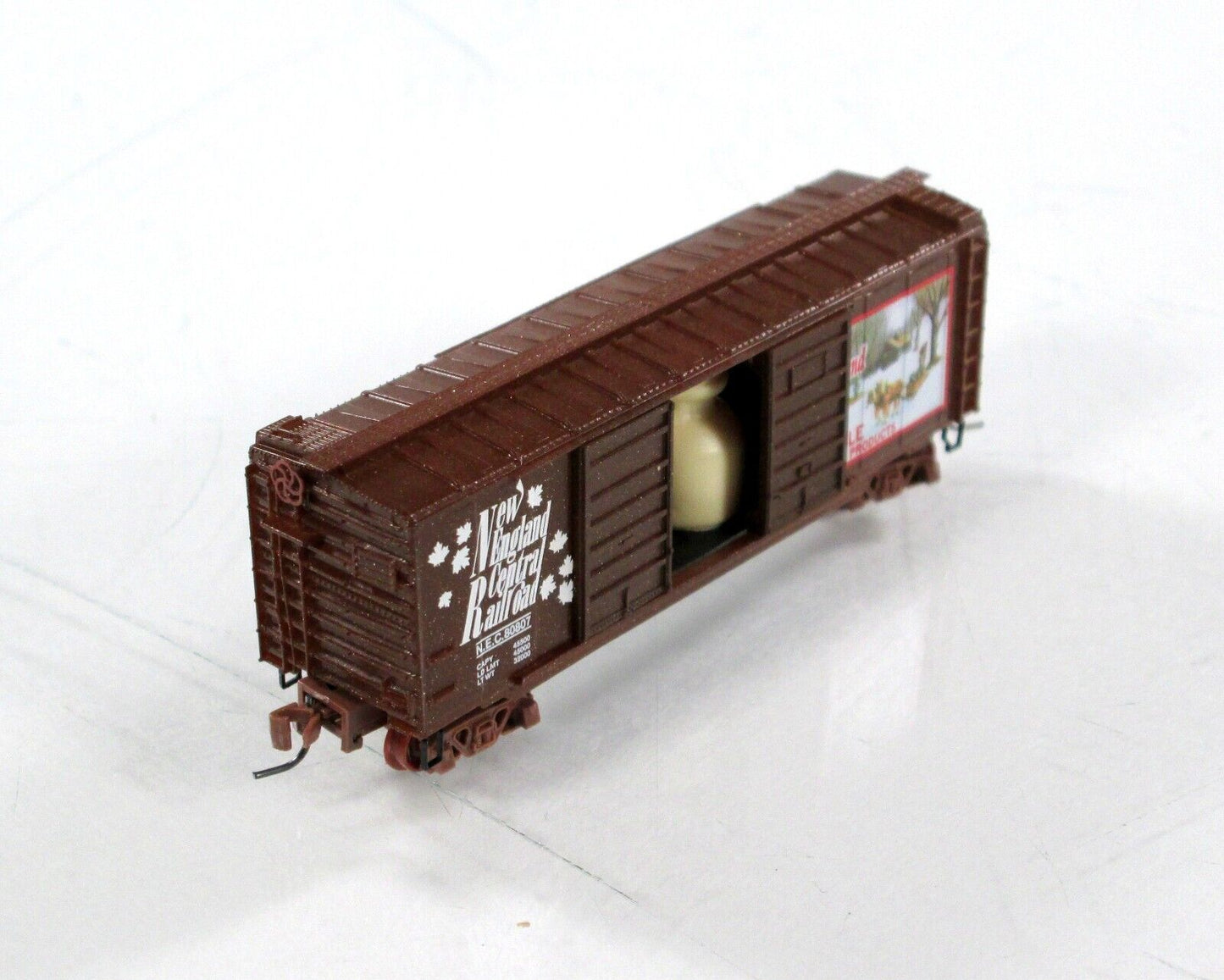 Z Scale ***NEW ENGLAND MAPLE SYRUP*** Reefer, Building Set -Micro Trains Special
