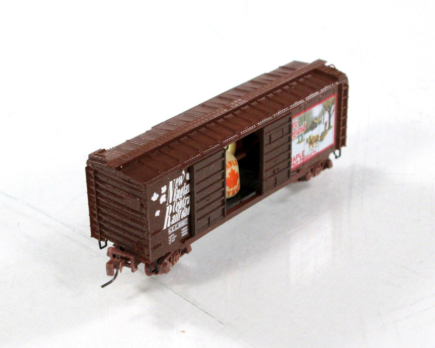 Z Scale ***NEW ENGLAND MAPLE SYRUP*** Reefer, Building Set -Micro Trains Special