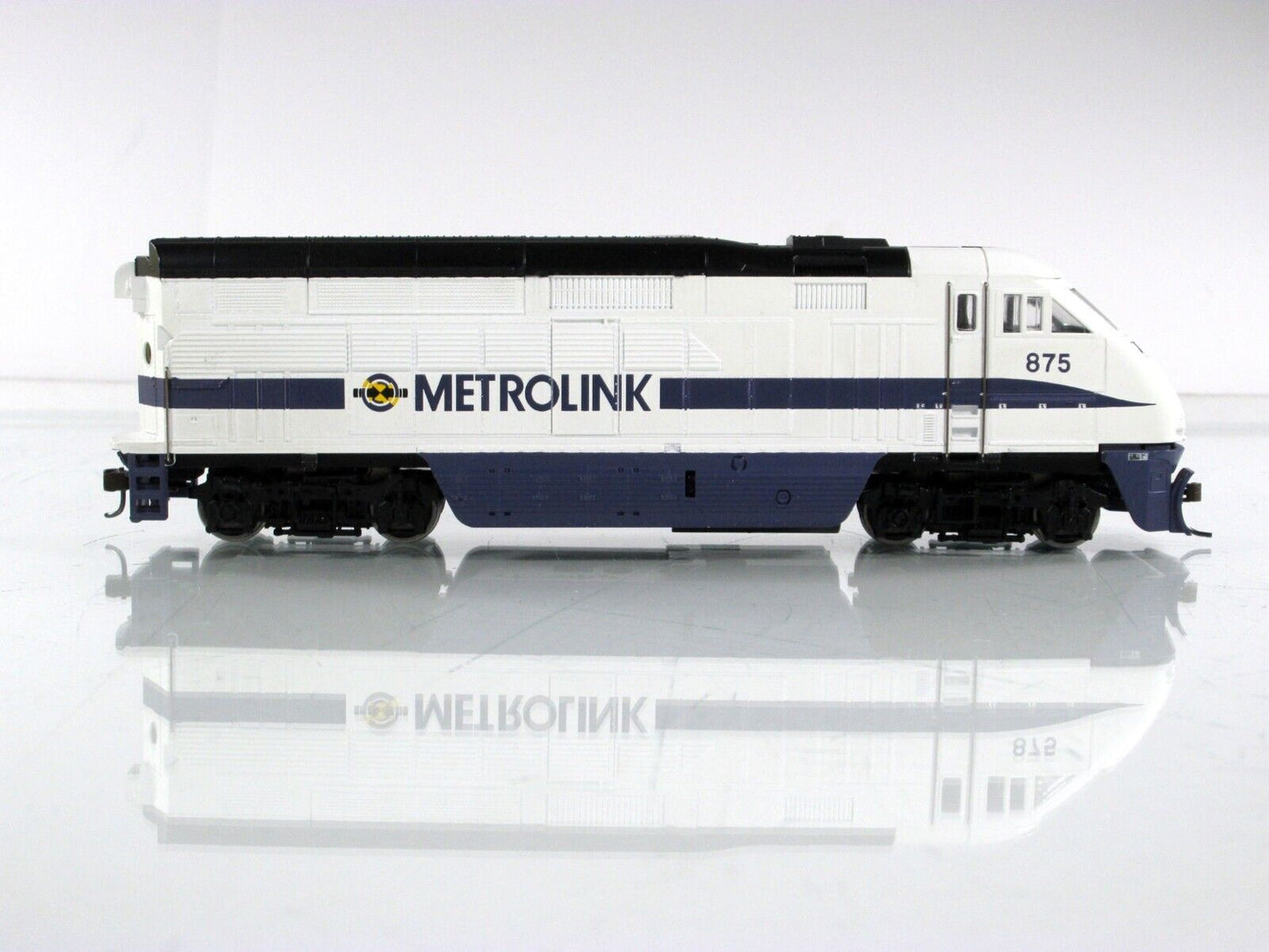 HO Scale ***METROLINK*** Bombardier F59PHI Diesel Locomotive #875 - Athearn 2608
