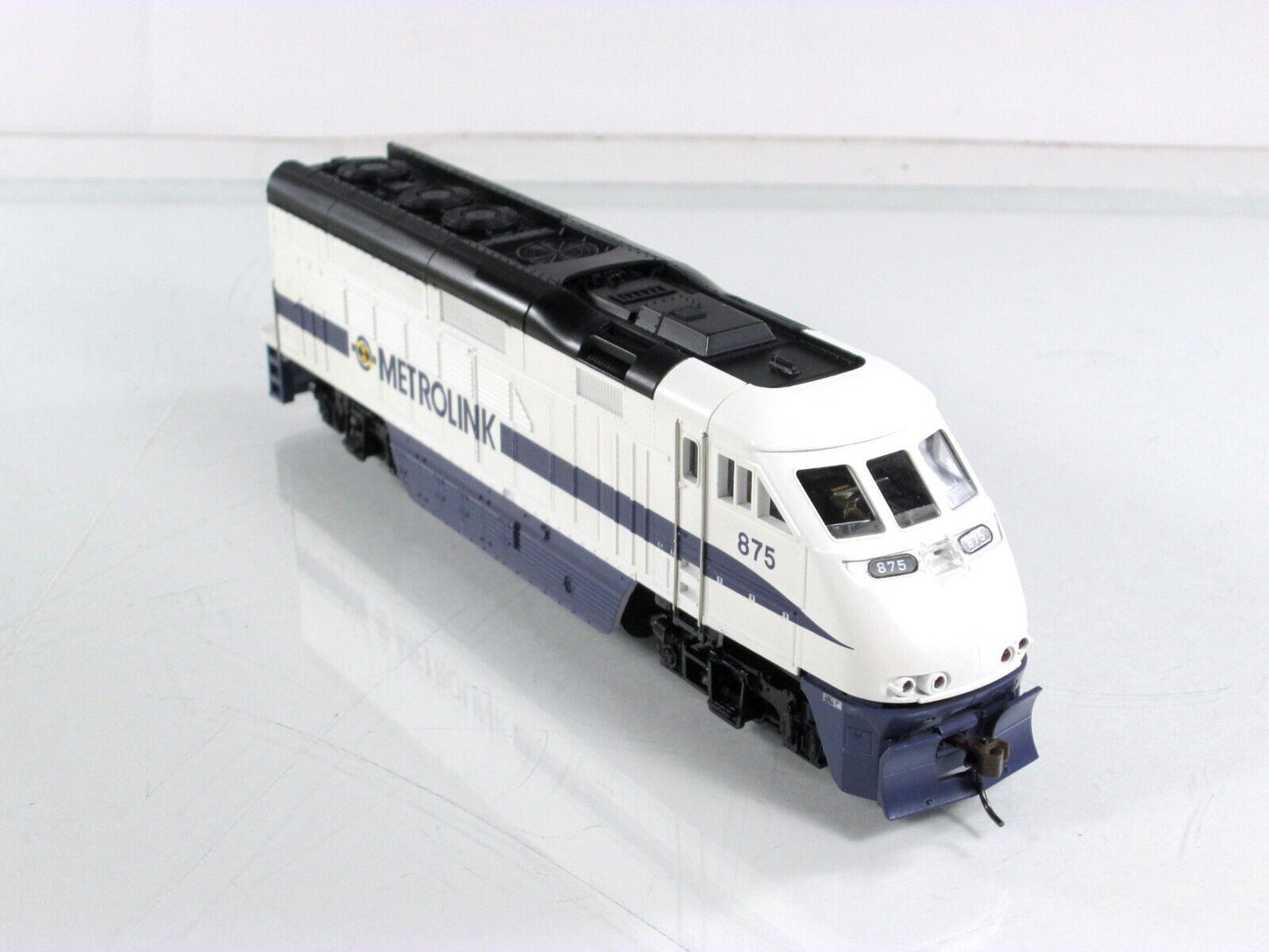 HO Scale ***METROLINK*** Bombardier F59PHI Diesel Locomotive #875 - Athearn 2608