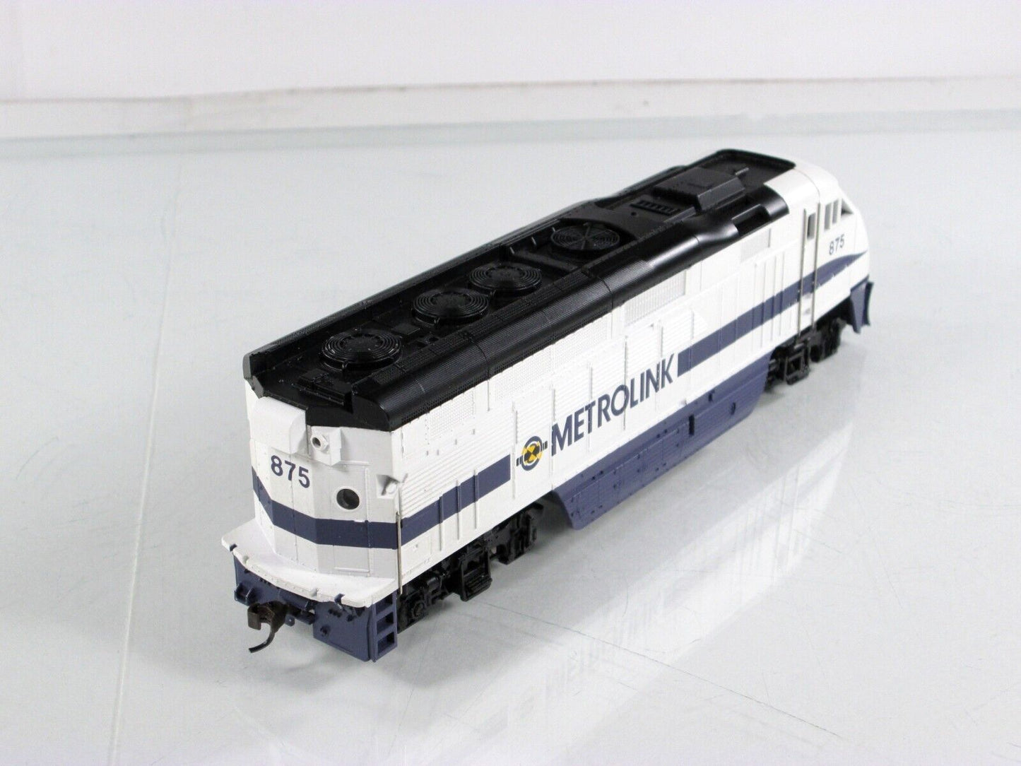 HO Scale ***METROLINK*** Bombardier F59PHI Diesel Locomotive #875 - Athearn 2608