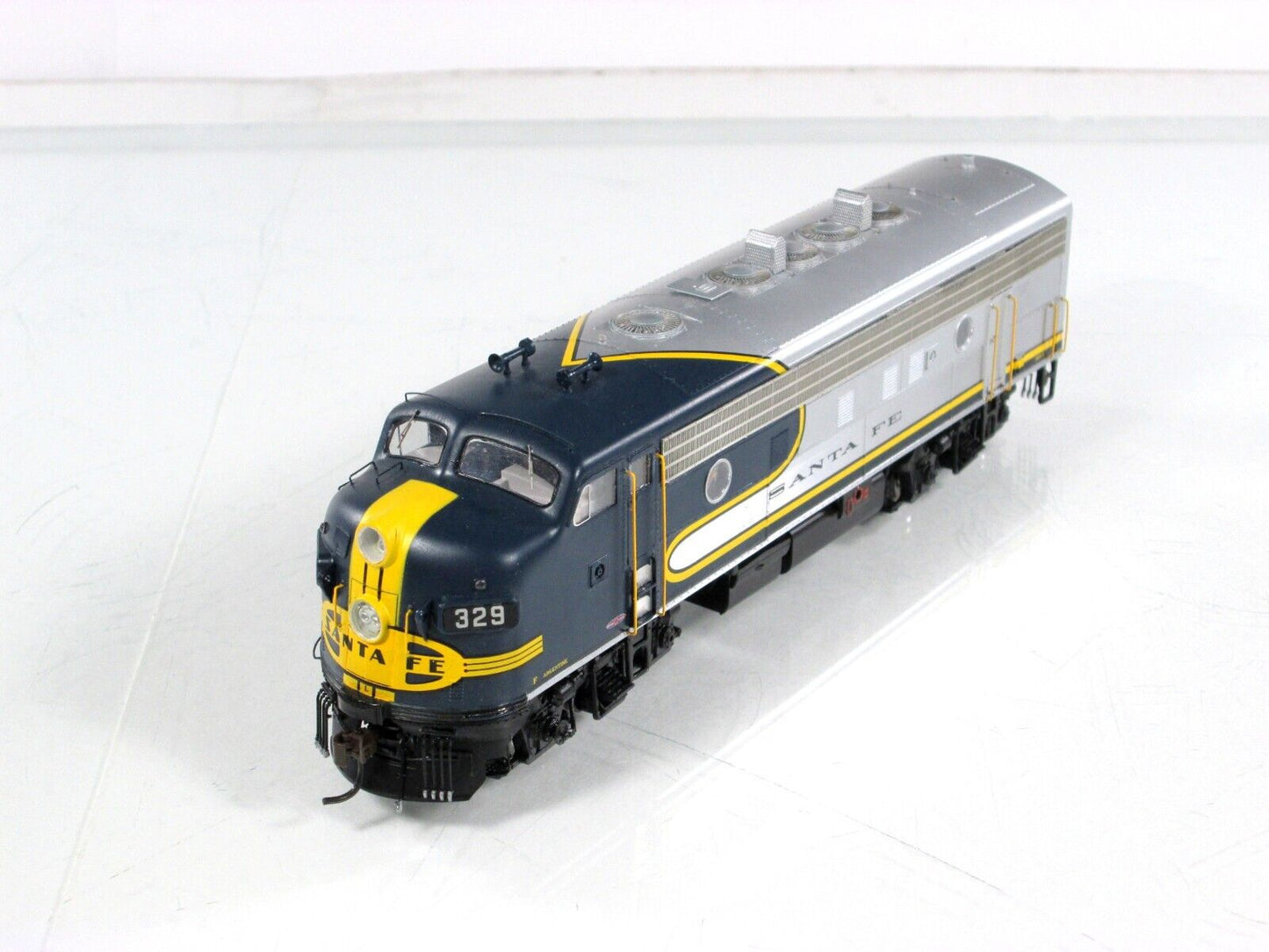 HO Scale ***SANTA FE*** F7A Freight Locomotive #329 ---- Athearn G22061, DCC Rdy