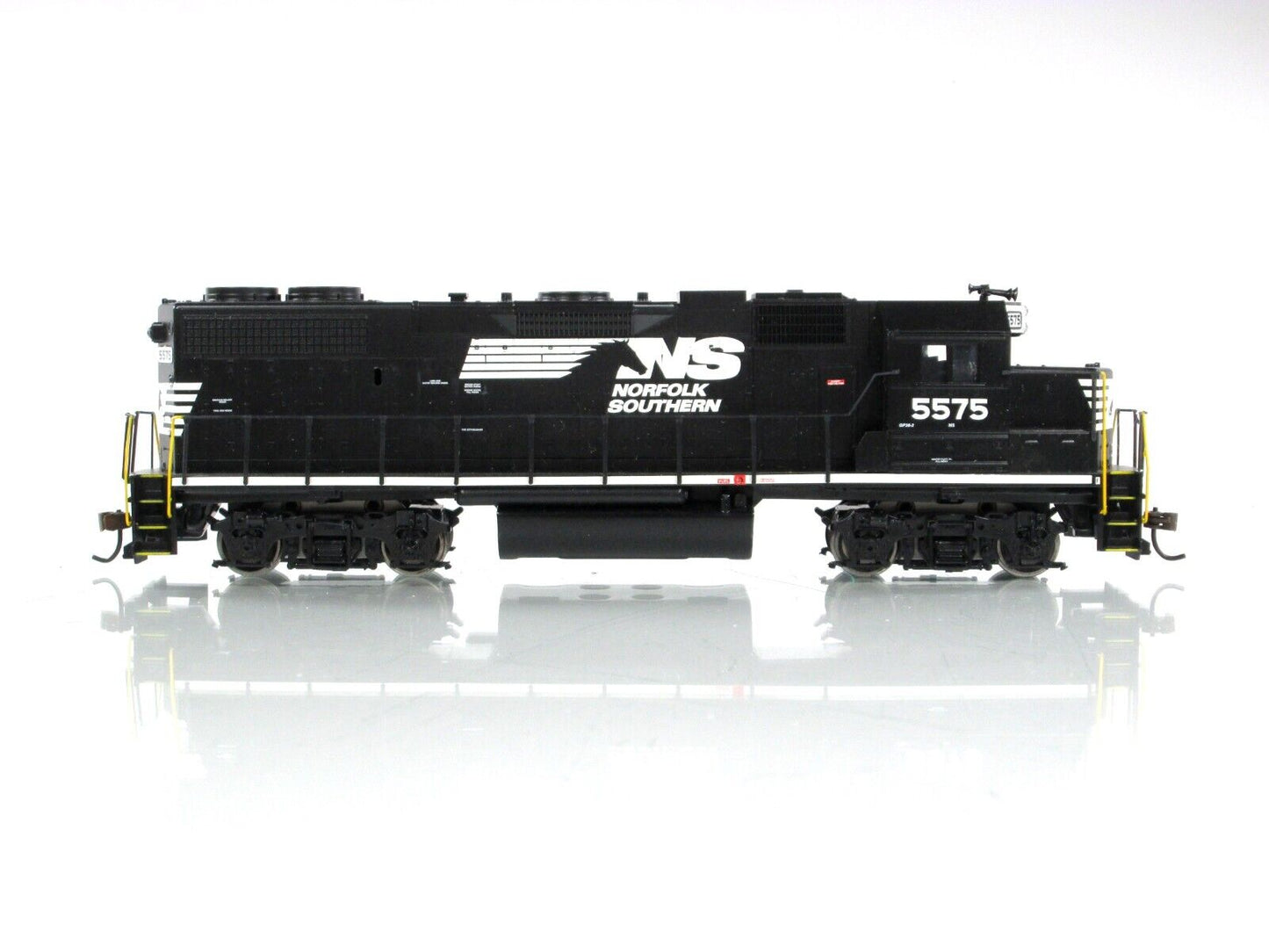 HO Scale ***NORFOLK SOUTHERN*** GP38-2 Locomotive #5575 - Athearn 7997