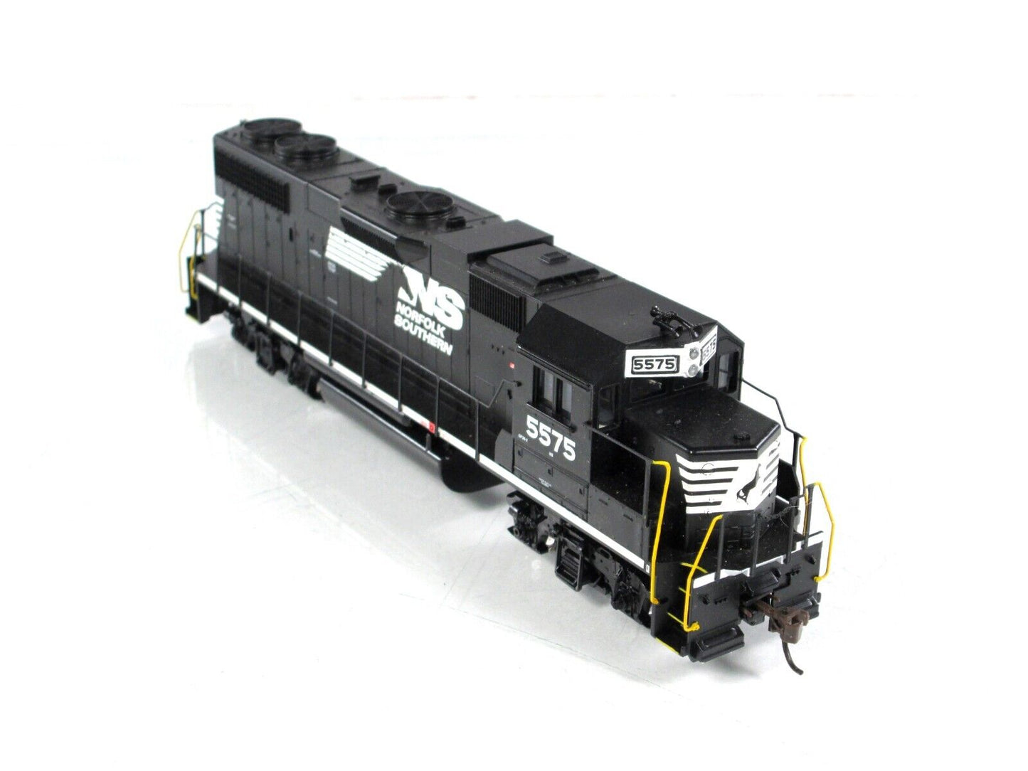 HO Scale ***NORFOLK SOUTHERN*** GP38-2 Locomotive #5575 - Athearn 7997