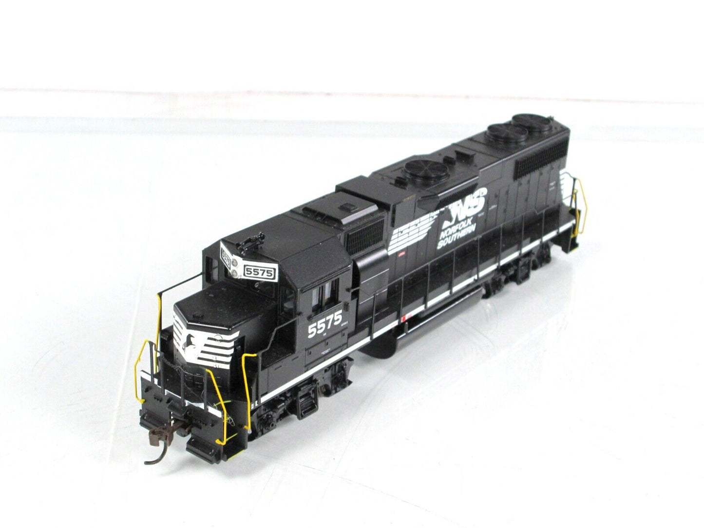 HO Scale ***NORFOLK SOUTHERN*** GP38-2 Locomotive #5575 - Athearn 7997