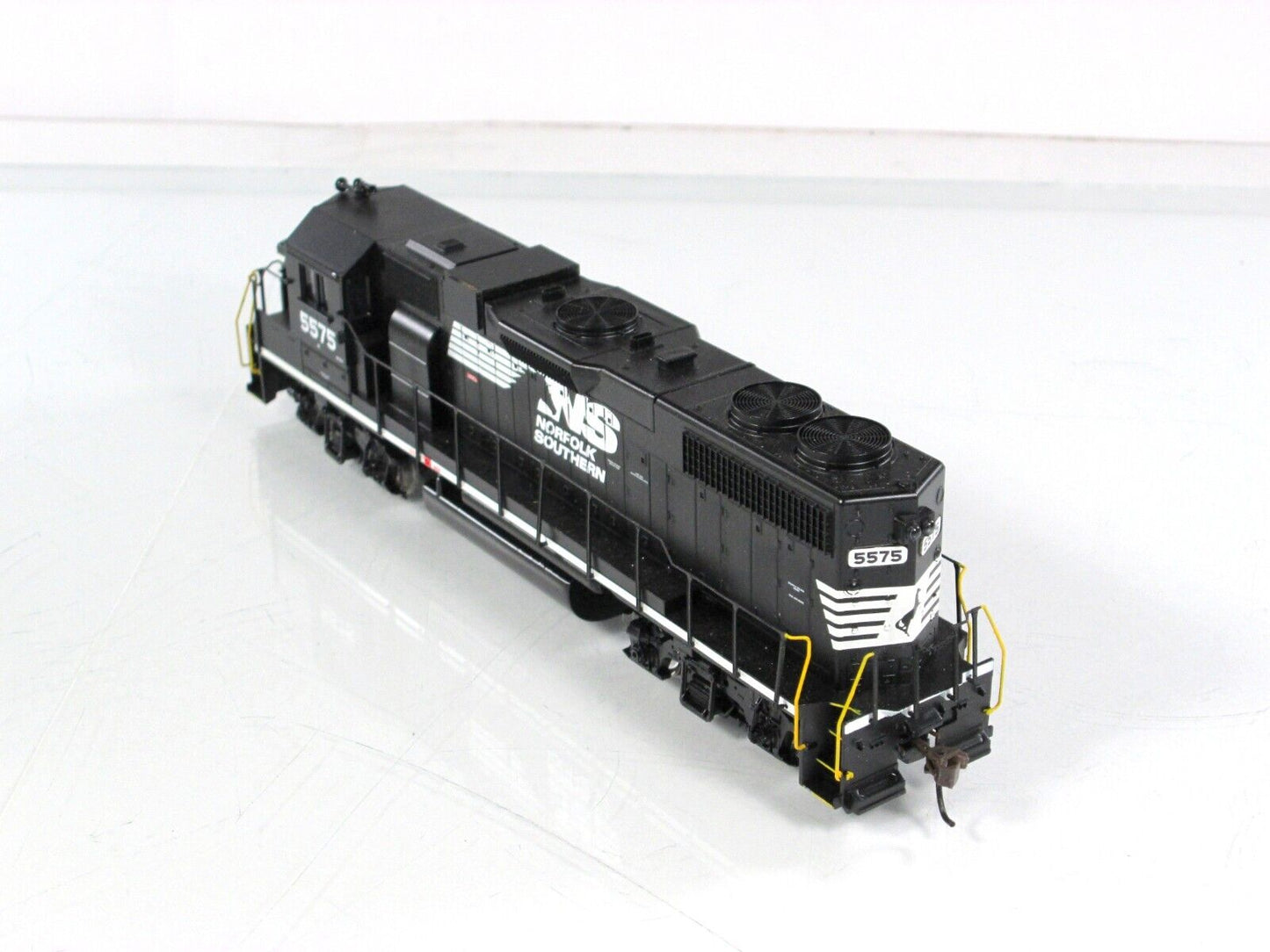 HO Scale ***NORFOLK SOUTHERN*** GP38-2 Locomotive #5575 - Athearn 7997