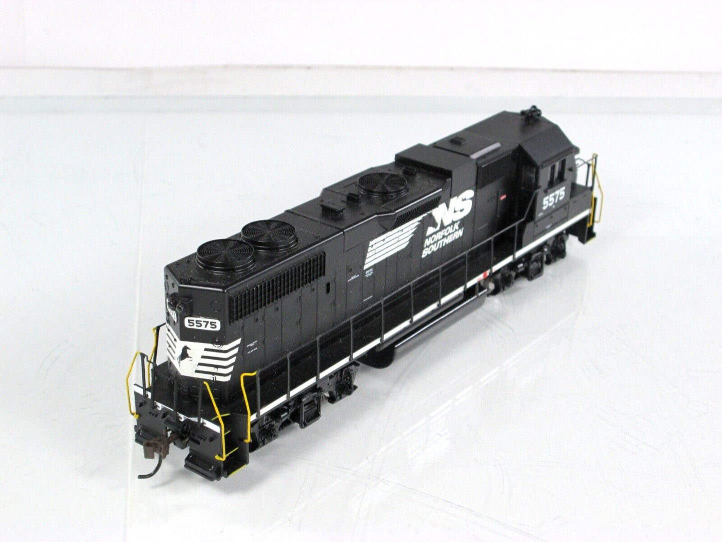 HO Scale ***NORFOLK SOUTHERN*** GP38-2 Locomotive #5575 - Athearn 7997