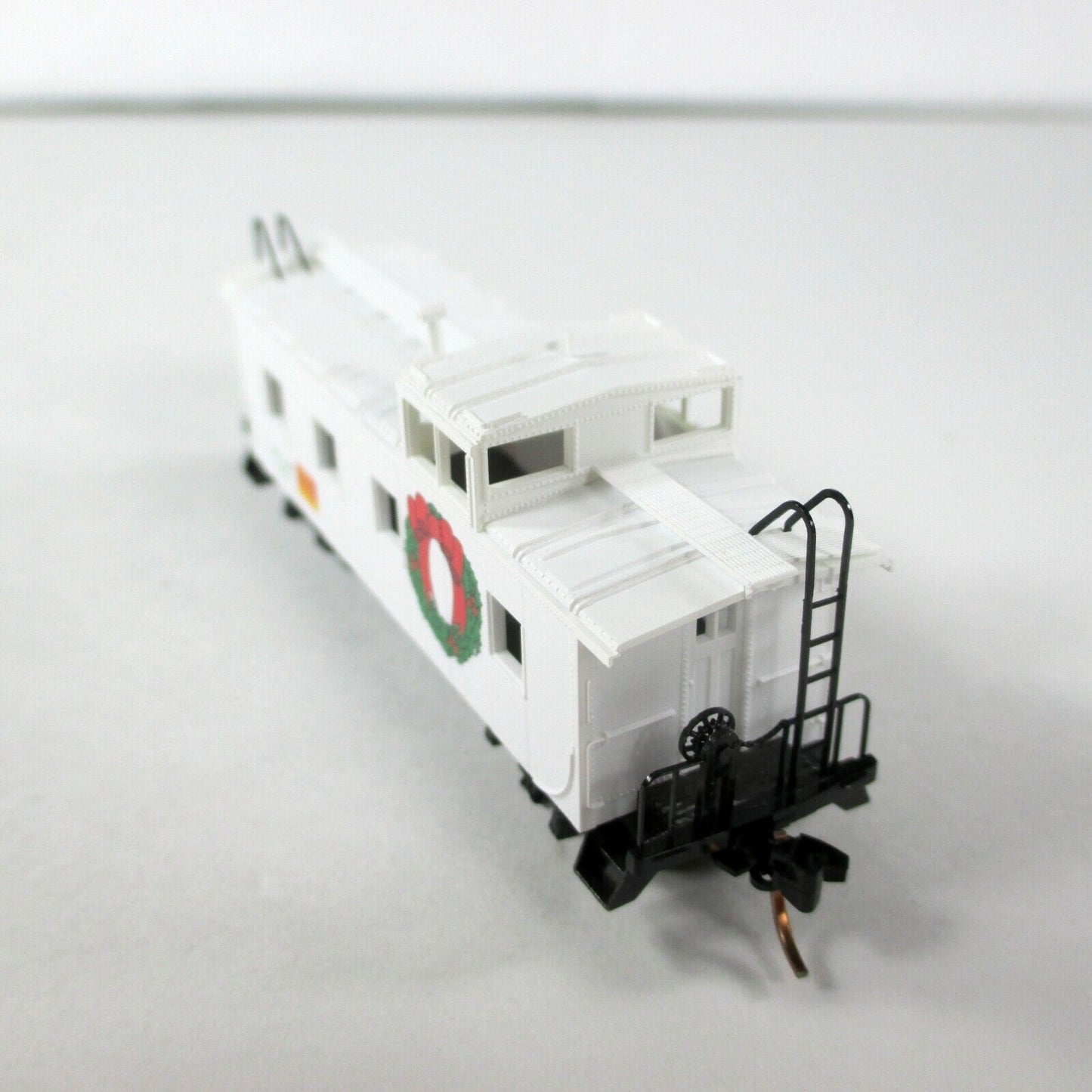 N Scale ***CHRISTMAS*** Holiday Wreath Caboose - MTL 2000 - Micro Trains 100090