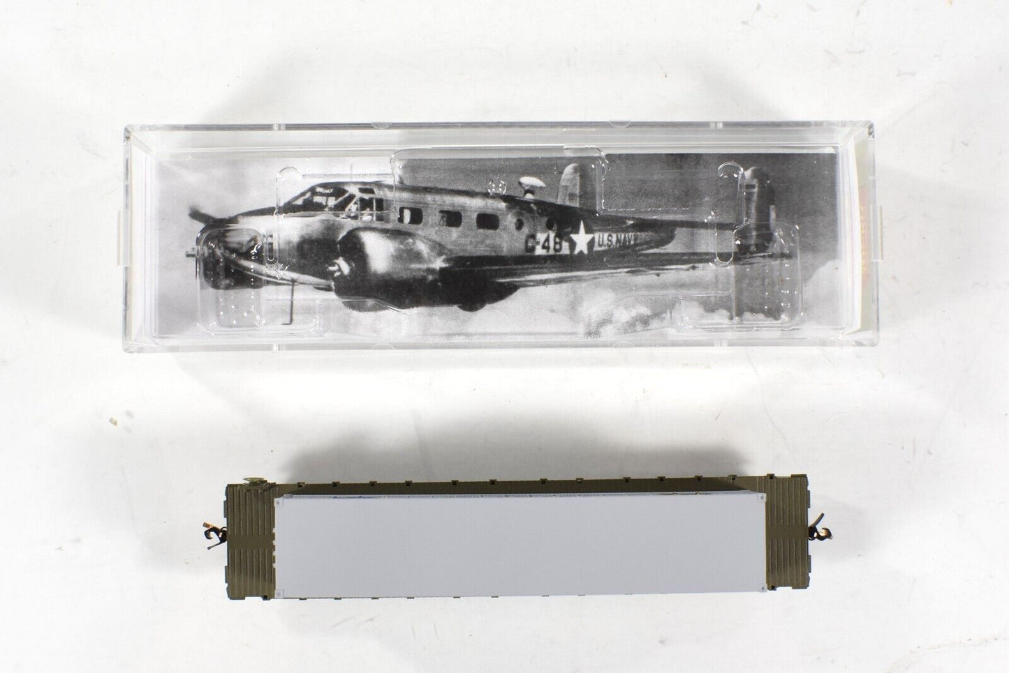 N Scale **ARMY Air Corps Flat Car, BOCKS CAR** Container - Micro-Trains 04500502