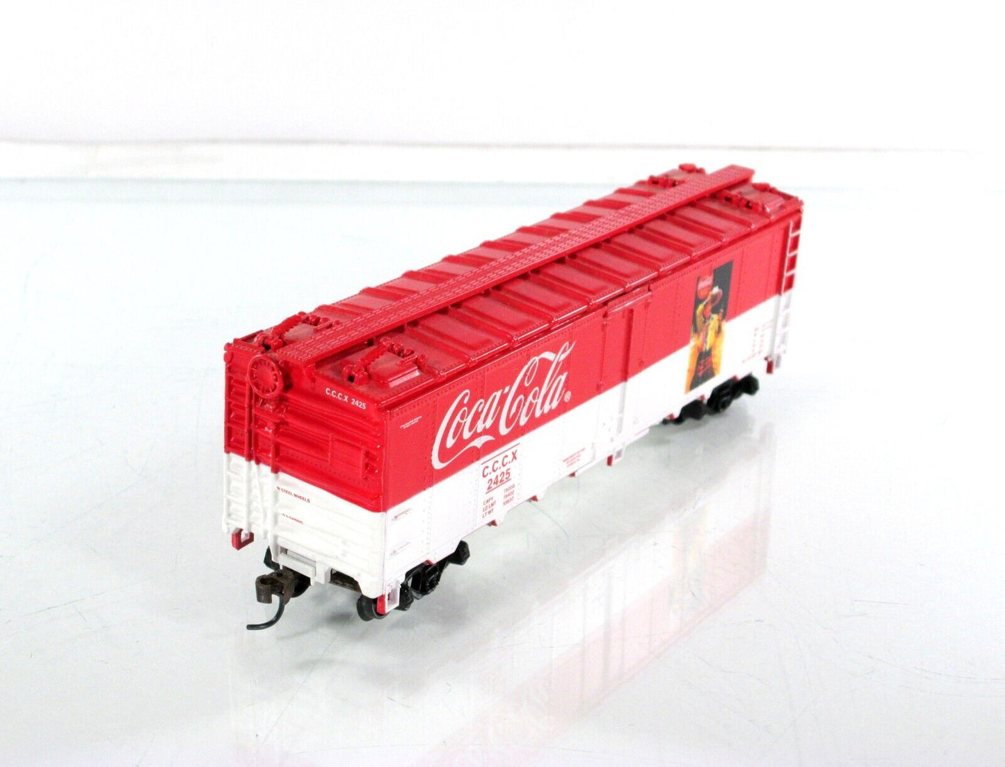 HO Scale ***COCA-COLA*** Bottling 40' Steel Reefer Car, CCCX 2425 - Athearn 8324