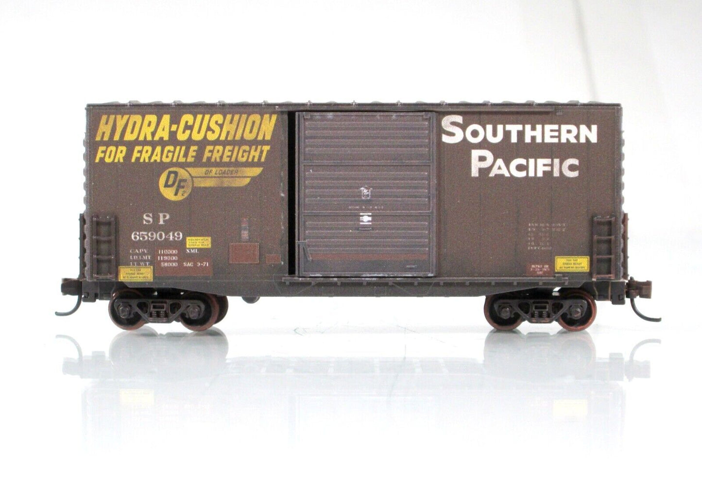 N Scale ***SOUTHERN PACIFIC*** Weathered Hy-Cube Box Car - Micro Trains 10144060