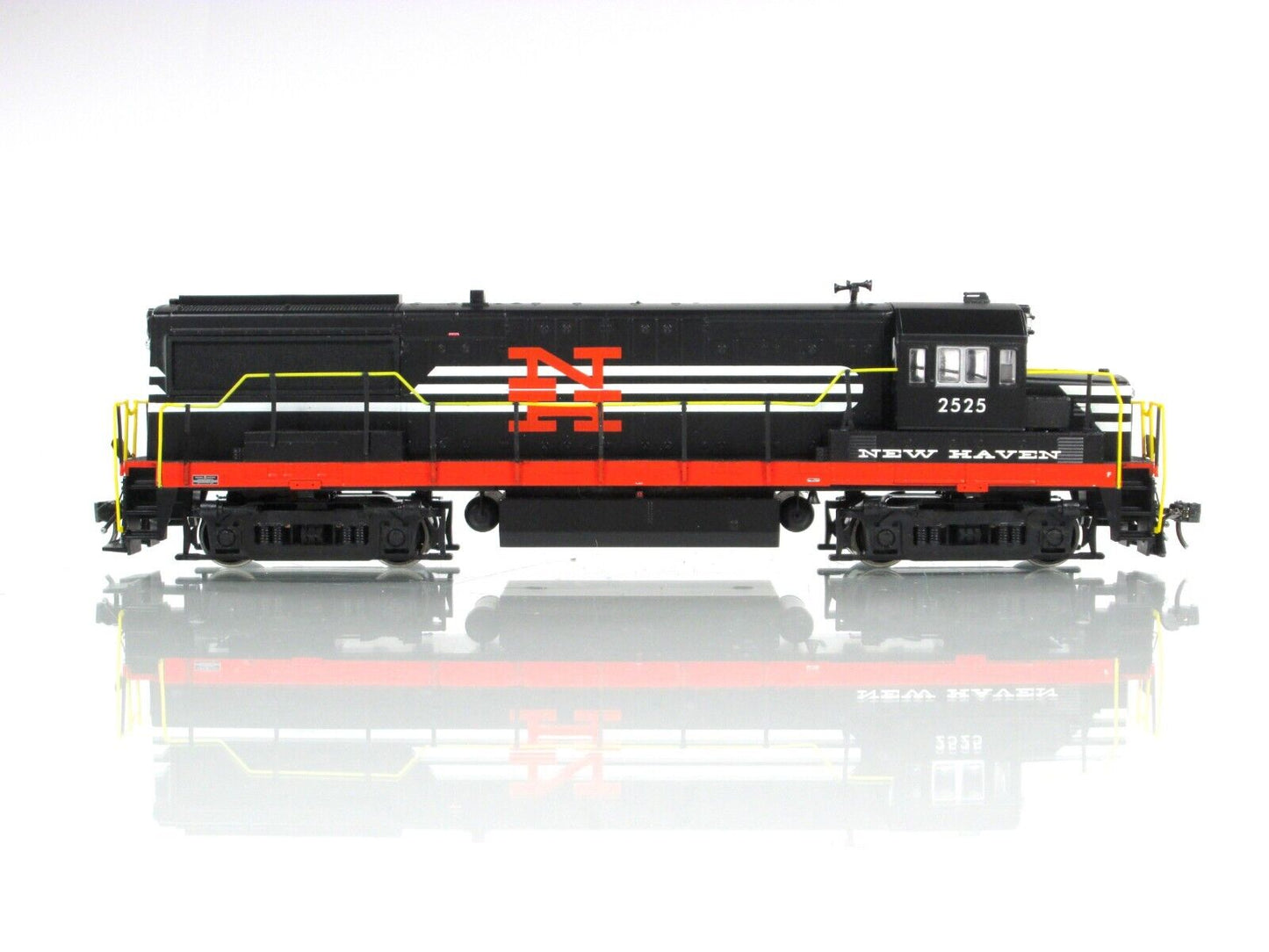 HO Scale ***NEW HAVEN*** U-25 B Locomotive #2525 -- BOWSER Executive 2-5921, DCC