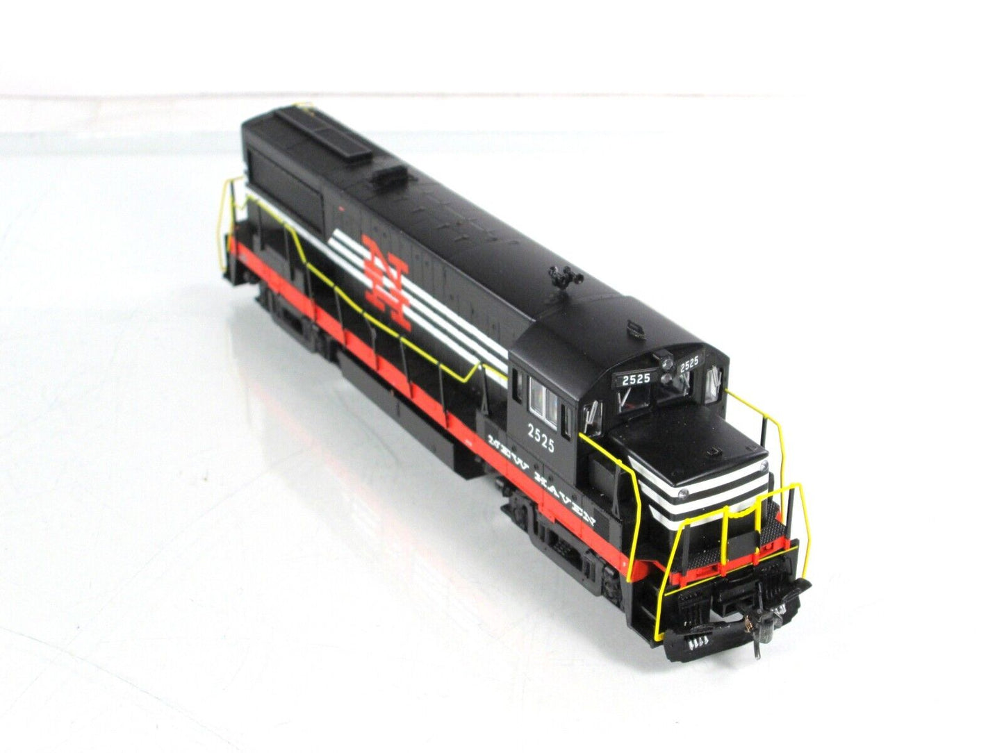 HO Scale ***NEW HAVEN*** U-25 B Locomotive #2525 -- BOWSER Executive 2-5921, DCC