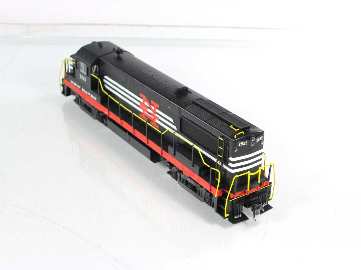 HO Scale ***NEW HAVEN*** U-25 B Locomotive #2525 -- BOWSER Executive 2-5921, DCC